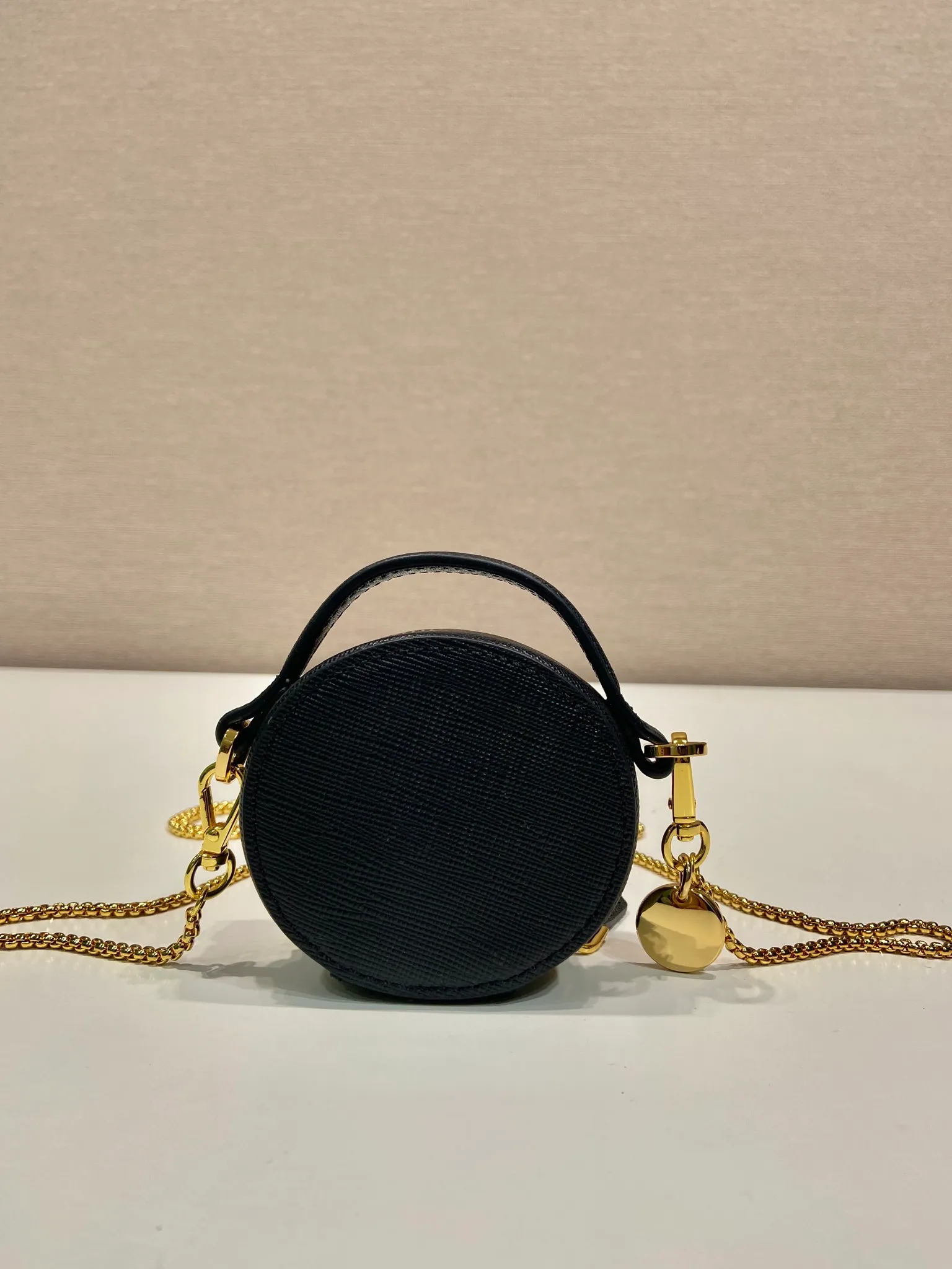 💰960🎉Cross Pattern Small Round Bag🎉1NR023🎉🎉 This round mini bag shows a modern and exquisite silhouette. It is made of cross-grain cowhide, decorated with sparkling metal hardware, and matched with an elegant detachable chain shoulder strap. It is so cute😍The upper body effect is very eye-catching, cute and cool, don’t you be tempted😗😗, beauties, hurry up and get it, it’s so beautiful and cute😋😋 Length 8x height 8x base 3.5cm🎉🎉🎉👏👏👏