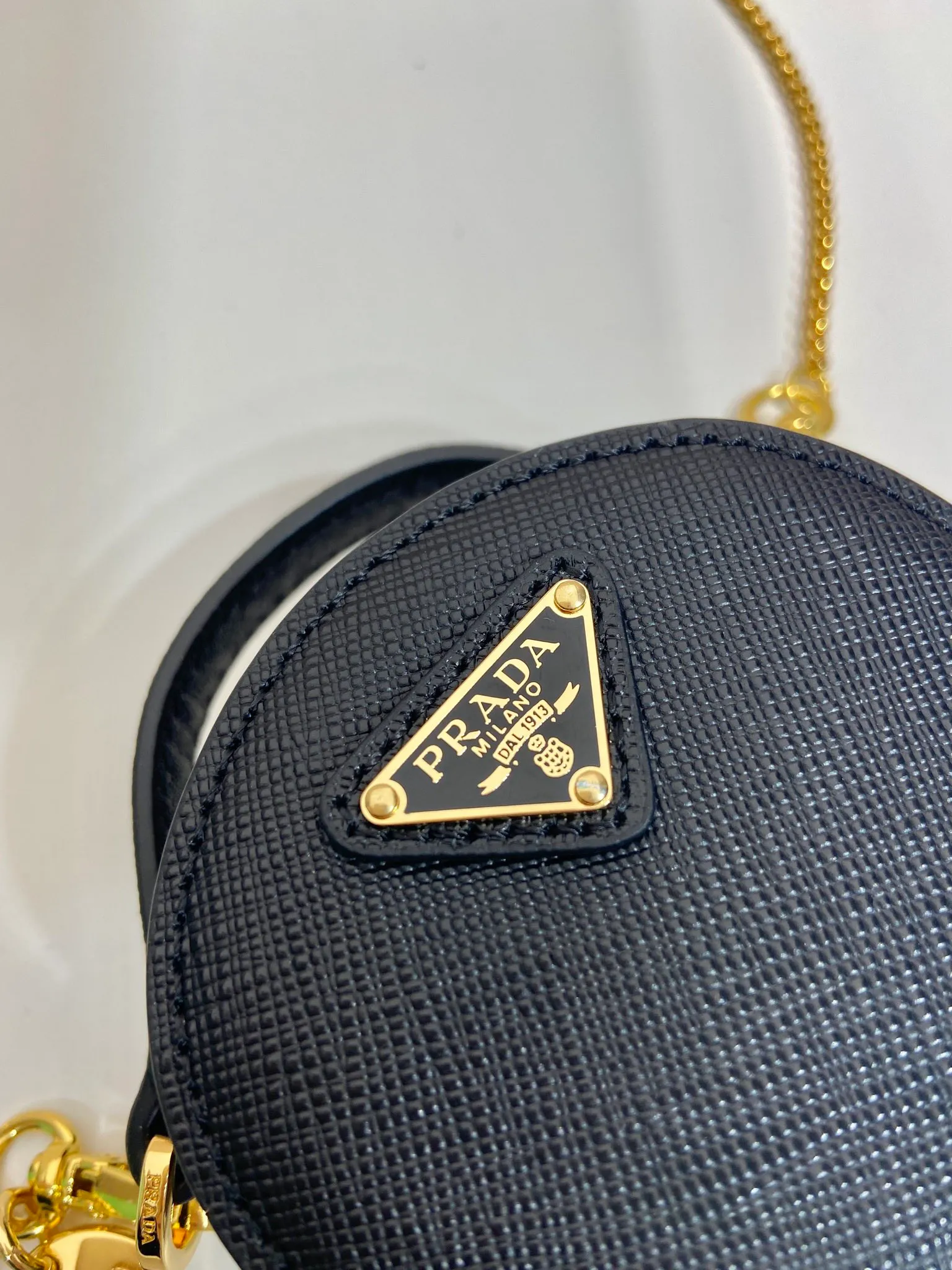💰960🎉Cross Pattern Small Round Bag🎉1NR023🎉🎉 This round mini bag shows a modern and exquisite silhouette. It is made of cross-grain cowhide, decorated with sparkling metal hardware, and matched with an elegant detachable chain shoulder strap. It is so cute😍The upper body effect is very eye-catching, cute and cool, don’t you be tempted😗😗, beauties, hurry up and get it, it’s so beautiful and cute😋😋 Length 8x height 8x base 3.5cm🎉🎉🎉👏👏👏