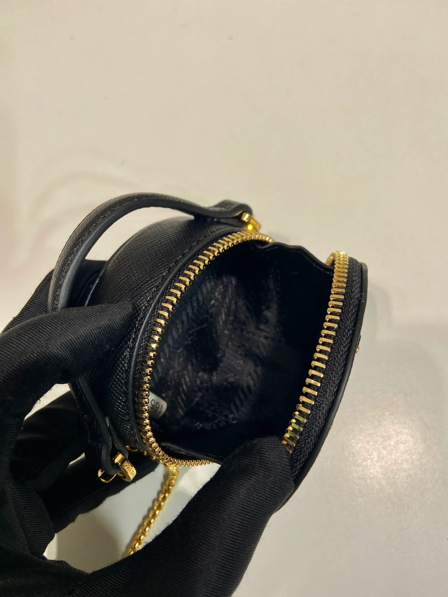 💰960🎉Cross Pattern Small Round Bag🎉1NR023🎉🎉 This round mini bag shows a modern and exquisite silhouette. It is made of cross-grain cowhide, decorated with sparkling metal hardware, and matched with an elegant detachable chain shoulder strap. It is so cute😍The upper body effect is very eye-catching, cute and cool, don’t you be tempted😗😗, beauties, hurry up and get it, it’s so beautiful and cute😋😋 Length 8x height 8x base 3.5cm🎉🎉🎉👏👏👏