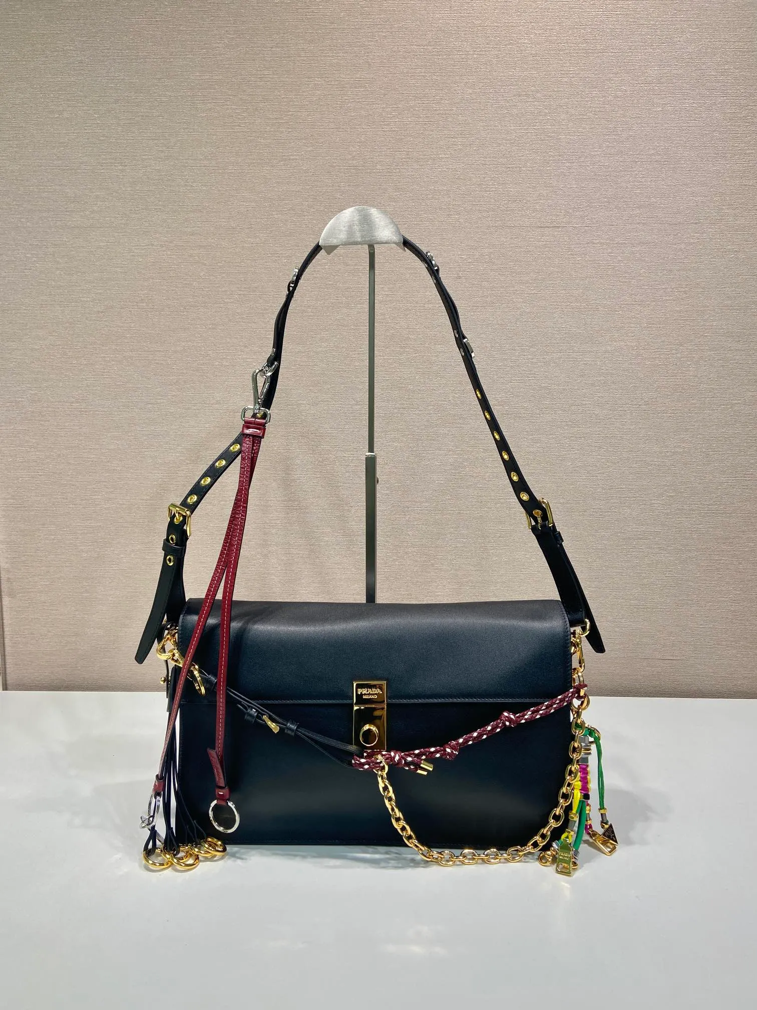 💰1900🎉Punk Style🎉1BD378 Large🎉🎉 This new Soft Sound handbag is made of soft leather inside/outside, with ample space, chic and versatile. One-shoulder style with two compartments and gold-tone hardware. What I love the most is the detachable pendant as the finishing touch😘to show the diverse and fashionable style. The upper body effect is so classy, ​​I love it😘, it’s another popular model for internet celebrities, babies, hurry up and get it🎉🎉 Length 35x Height 19.5x Bottom 10.5cm🎉🎉🎉👏👏👏