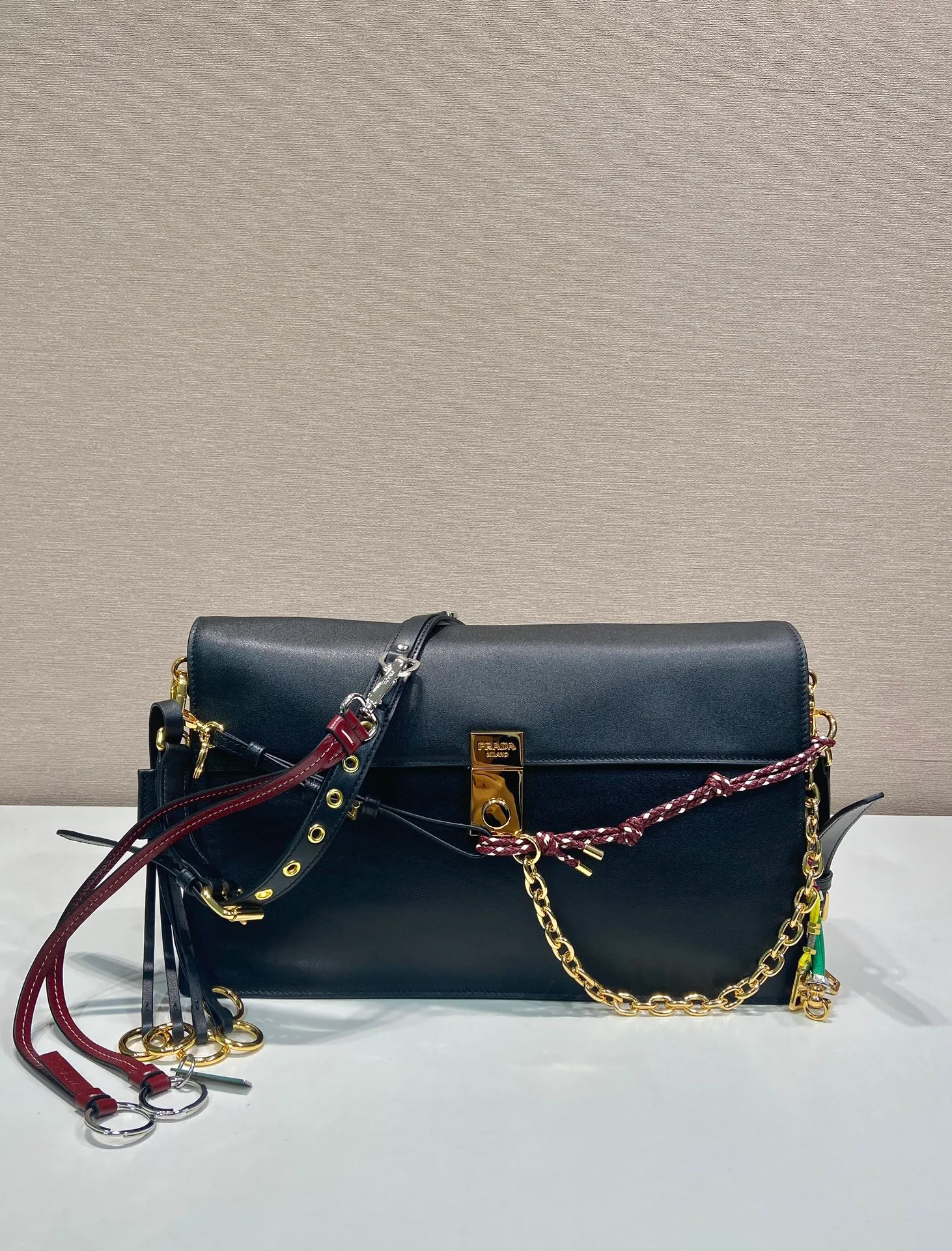 💰1900🎉Punk Style🎉1BD378 Large🎉🎉 This new Soft Sound handbag is made of soft leather inside/outside, with ample space, chic and versatile. One-shoulder style with two compartments and gold-tone hardware. What I love the most is the detachable pendant as the finishing touch😘to show the diverse and fashionable style. The upper body effect is so classy, ​​I love it😘, it’s another popular model for internet celebrities, babies, hurry up and get it🎉🎉 Length 35x Height 19.5x Bottom 10.5cm🎉🎉🎉👏👏👏