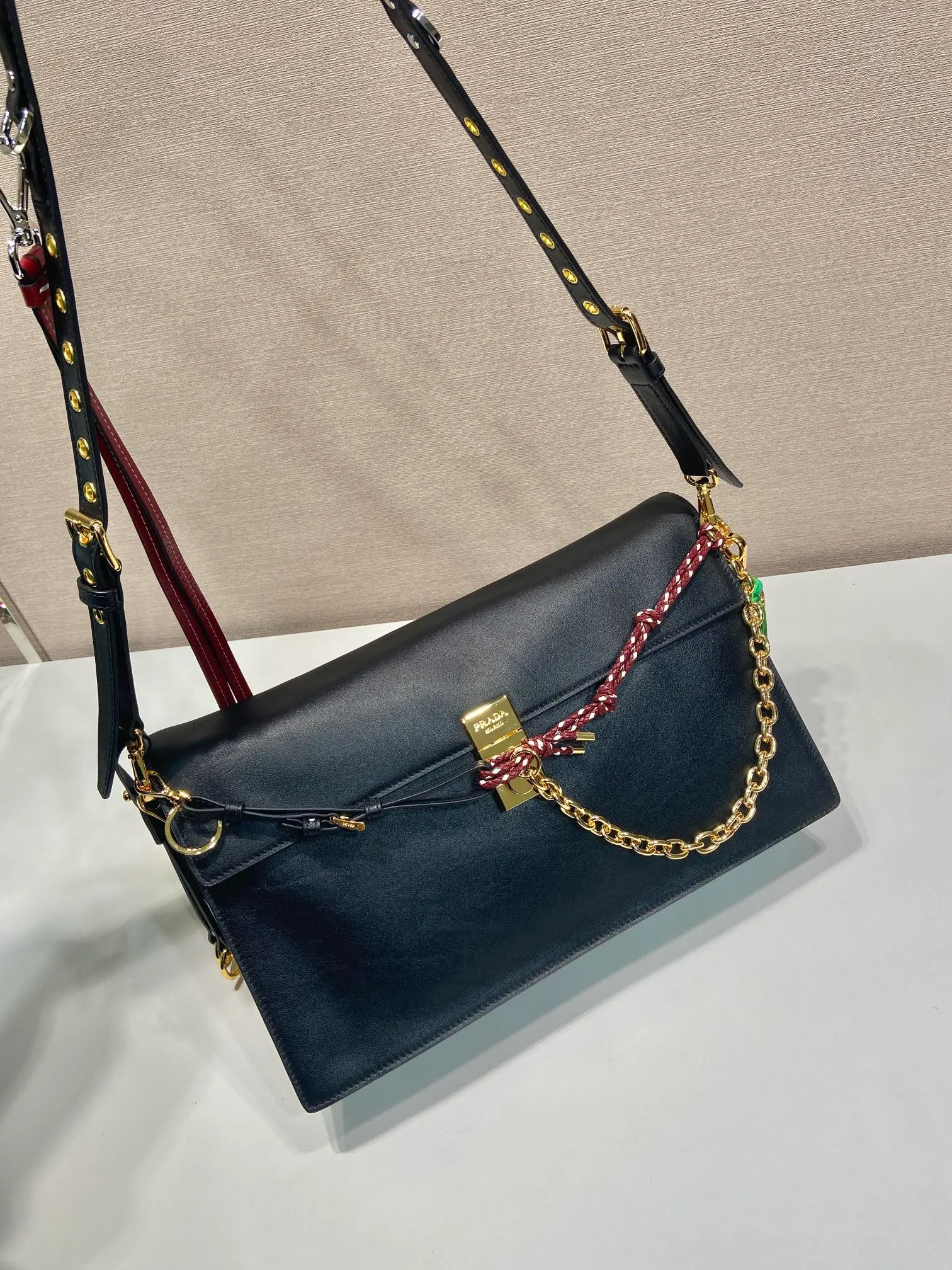 💰1900🎉Punk Style🎉1BD378 Large🎉🎉 This new Soft Sound handbag is made of soft leather inside/outside, with ample space, chic and versatile. One-shoulder style with two compartments and gold-tone hardware. What I love the most is the detachable pendant as the finishing touch😘to show the diverse and fashionable style. The upper body effect is so classy, ​​I love it😘, it’s another popular model for internet celebrities, babies, hurry up and get it🎉🎉 Length 35x Height 19.5x Bottom 10.5cm🎉🎉🎉👏👏👏