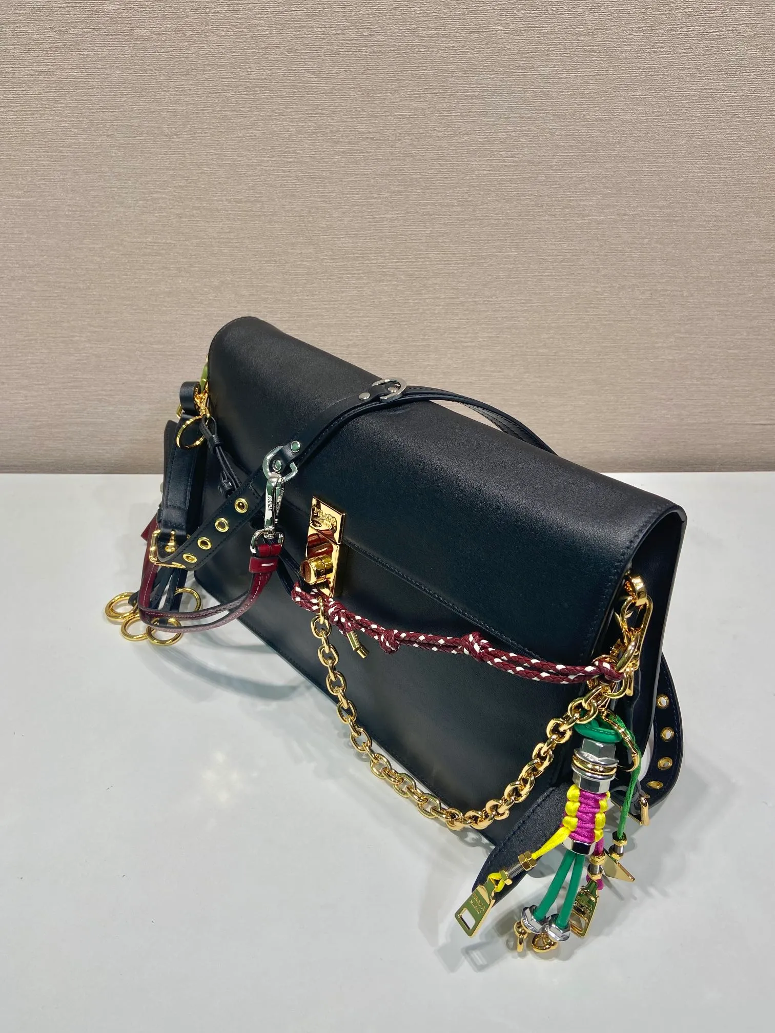 💰1900🎉Punk Style🎉1BD378 Large🎉🎉 This new Soft Sound handbag is made of soft leather inside/outside, with ample space, chic and versatile. One-shoulder style with two compartments and gold-tone hardware. What I love the most is the detachable pendant as the finishing touch😘to show the diverse and fashionable style. The upper body effect is so classy, ​​I love it😘, it’s another popular model for internet celebrities, babies, hurry up and get it🎉🎉 Length 35x Height 19.5x Bottom 10.5cm🎉🎉🎉👏👏👏