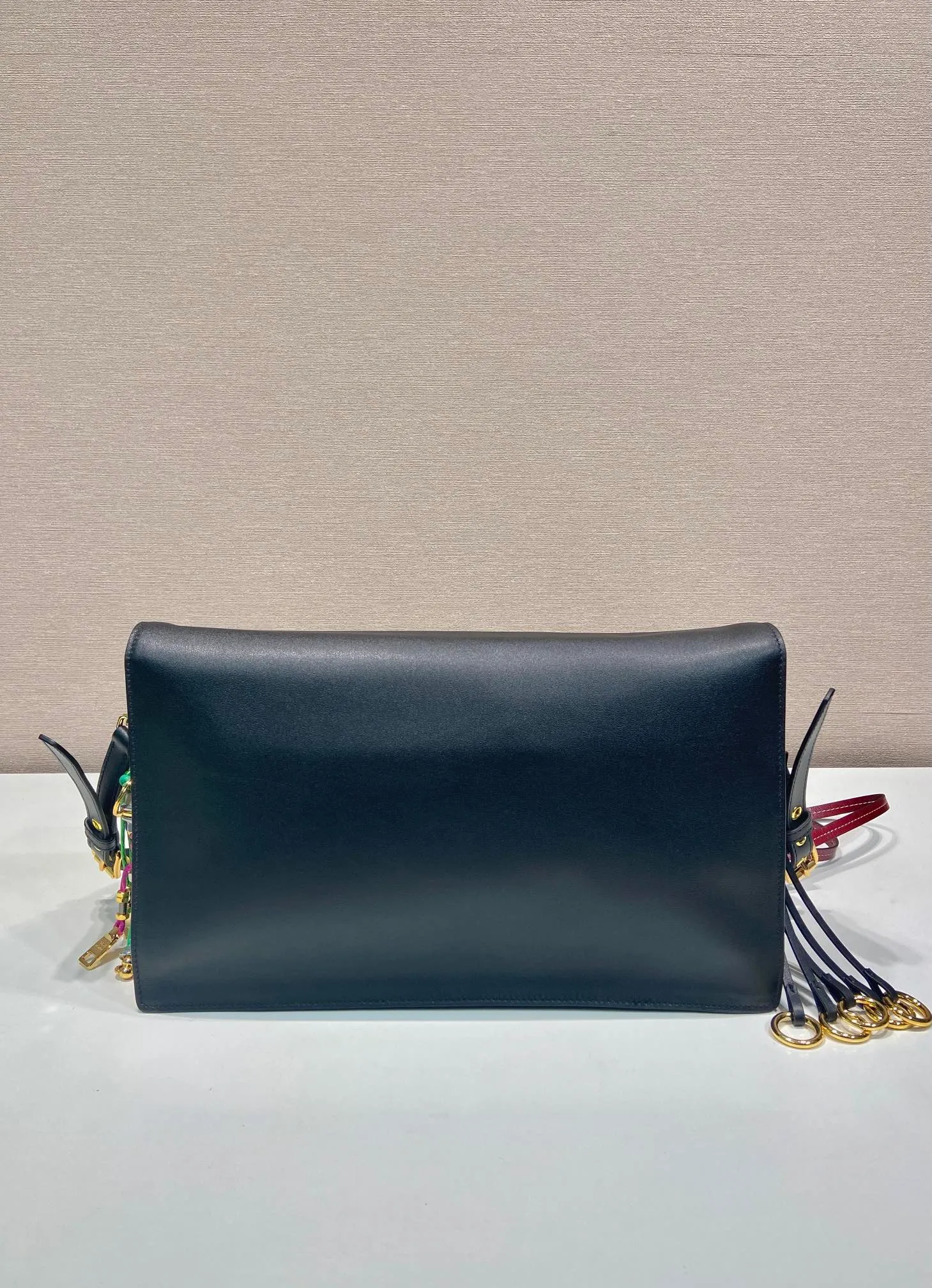 💰1900🎉Punk Style🎉1BD378 Large🎉🎉 This new Soft Sound handbag is made of soft leather inside/outside, with ample space, chic and versatile. One-shoulder style with two compartments and gold-tone hardware. What I love the most is the detachable pendant as the finishing touch😘to show the diverse and fashionable style. The upper body effect is so classy, ​​I love it😘, it’s another popular model for internet celebrities, babies, hurry up and get it🎉🎉 Length 35x Height 19.5x Bottom 10.5cm🎉🎉🎉👏👏👏
