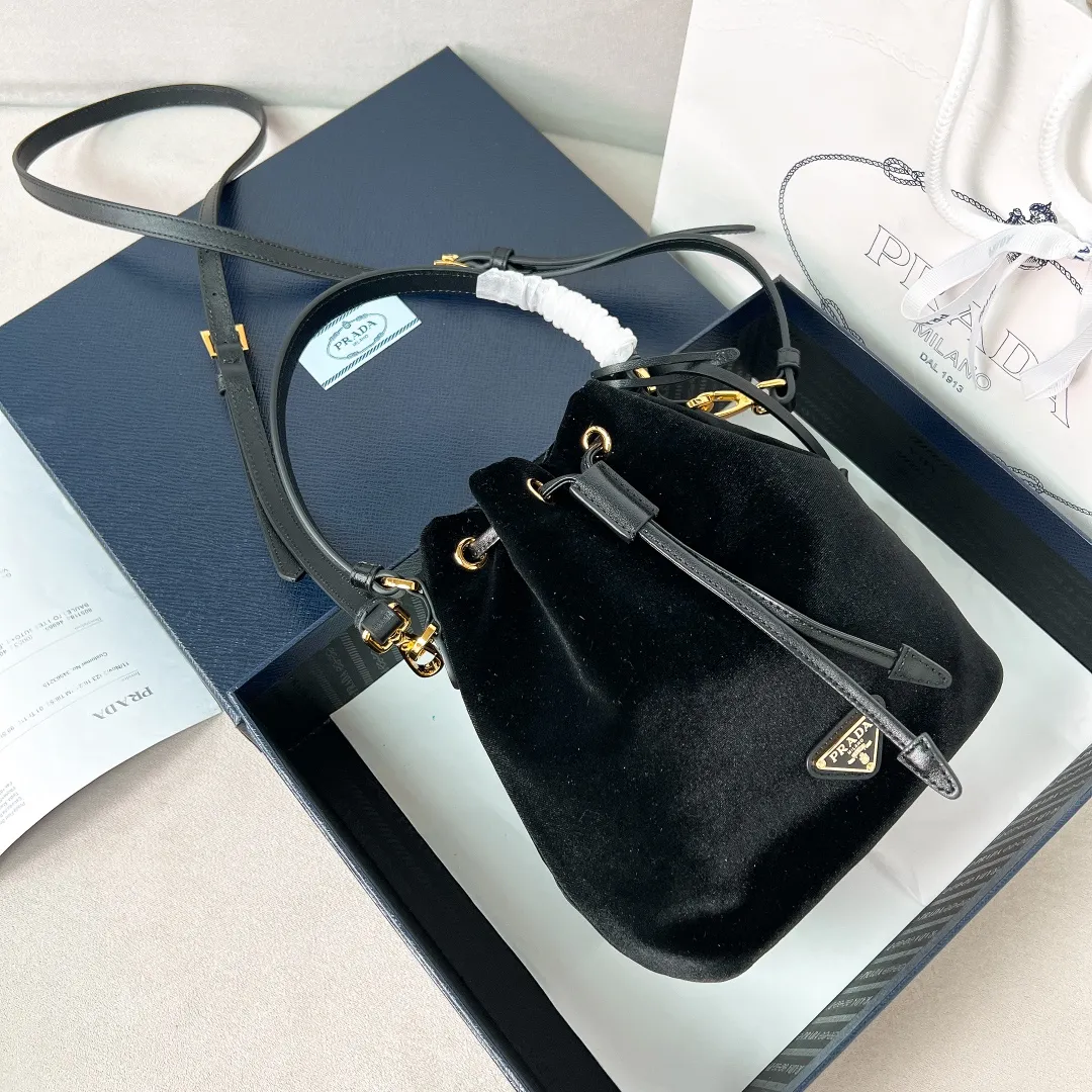 💰960✨New product debut✨2024 new velvet bucket bag Re-Edition1978 1BE067 Imported velvet fabric with imported calfskin Golden triangle logo Drawstring buckle design You can adjust the space at will Lightweight can be loaded and easy to match The randomness of different carrying methods and the ease of putting it anywhere Transform into a stylish lady in seconds🤩 Size：19.5/15.5/10