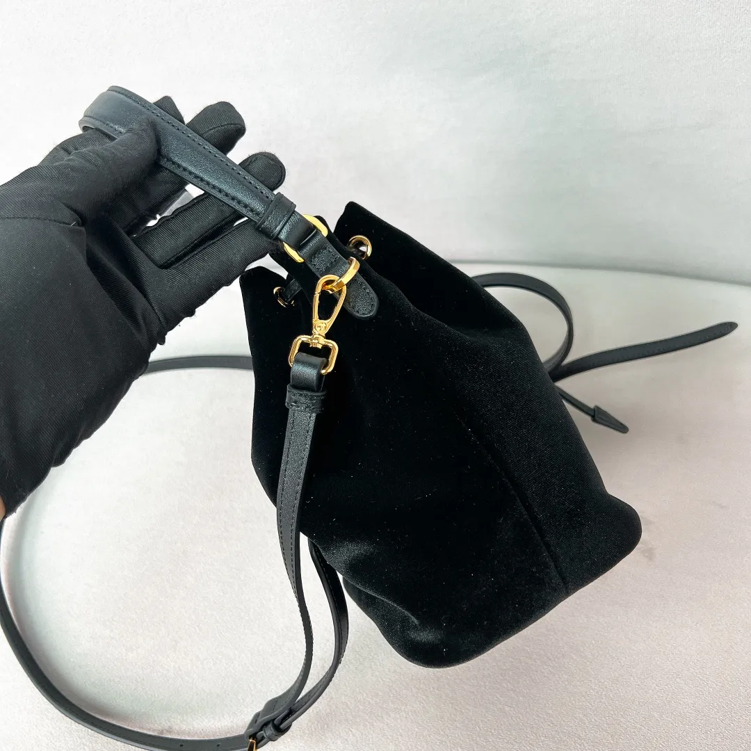 💰960✨New product debut✨2024 new velvet bucket bag Re-Edition1978 1BE067 Imported velvet fabric with imported calfskin Golden triangle logo Drawstring buckle design You can adjust the space at will Lightweight can be loaded and easy to match The randomness of different carrying methods and the ease of putting it anywhere Transform into a stylish lady in seconds🤩 Size：19.5/15.5/10