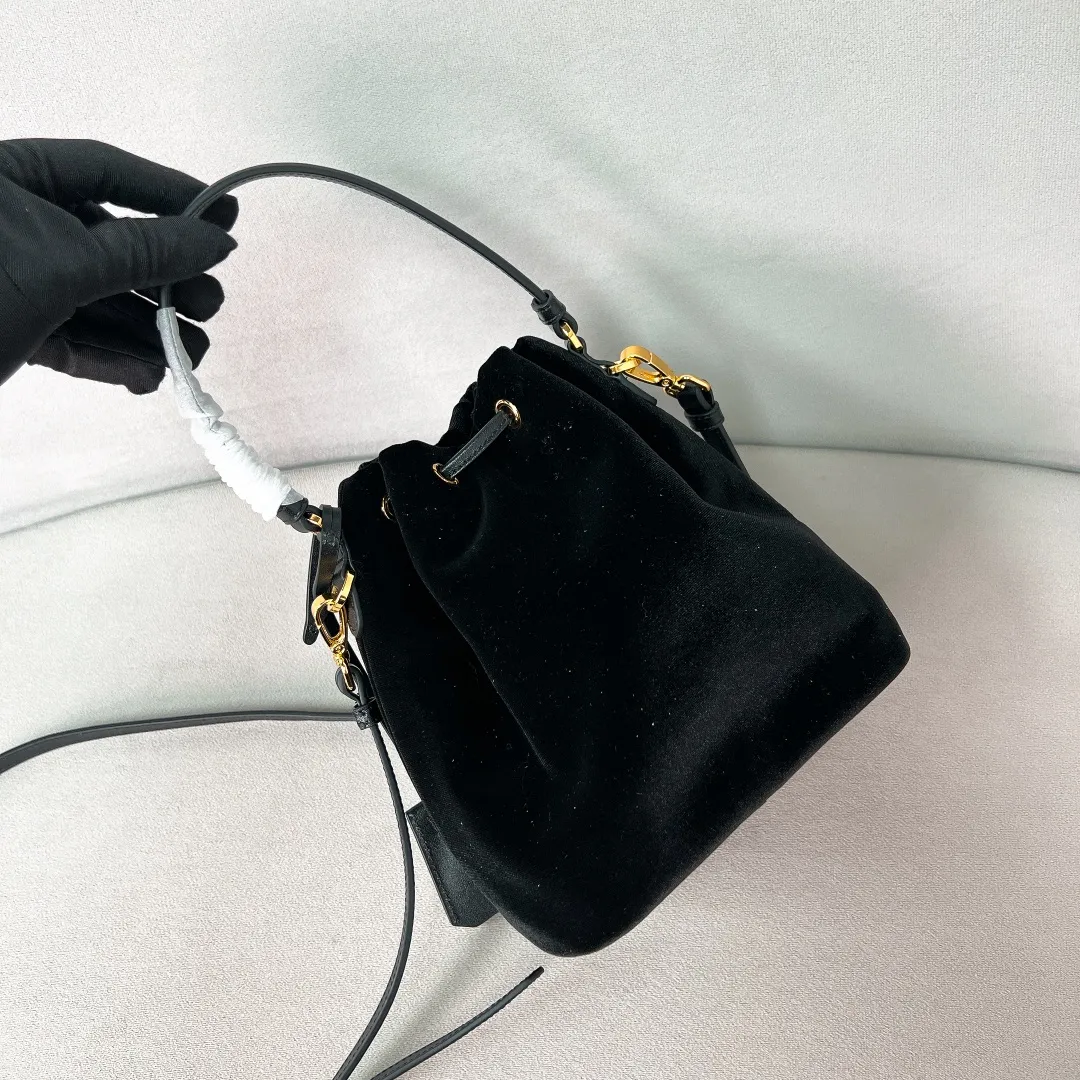 💰960✨New product debut✨2024 new velvet bucket bag Re-Edition1978 1BE067 Imported velvet fabric with imported calfskin Golden triangle logo Drawstring buckle design You can adjust the space at will Lightweight can be loaded and easy to match The randomness of different carrying methods and the ease of putting it anywhere Transform into a stylish lady in seconds🤩 Size：19.5/15.5/10