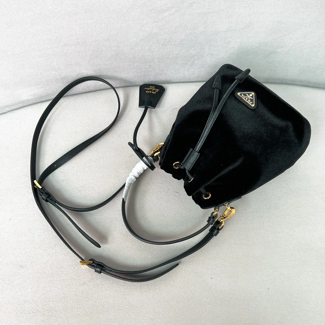 💰960✨New product debut✨2024 new velvet bucket bag Re-Edition1978 1BE067 Imported velvet fabric with imported calfskin Golden triangle logo Drawstring buckle design You can adjust the space at will Lightweight can be loaded and easy to match The randomness of different carrying methods and the ease of putting it anywhere Transform into a stylish lady in seconds🤩 Size：19.5/15.5/10