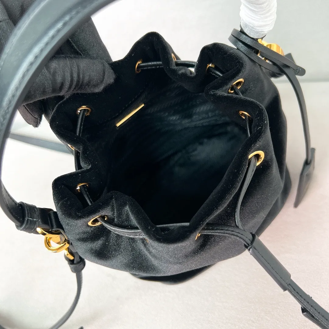 💰960✨New product debut✨2024 new velvet bucket bag Re-Edition1978 1BE067 Imported velvet fabric with imported calfskin Golden triangle logo Drawstring buckle design You can adjust the space at will Lightweight can be loaded and easy to match The randomness of different carrying methods and the ease of putting it anywhere Transform into a stylish lady in seconds🤩 Size：19.5/15.5/10