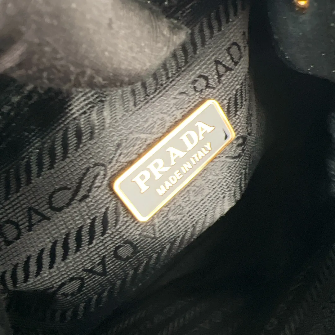 💰960✨New product debut✨2024 new velvet bucket bag Re-Edition1978 1BE067 Imported velvet fabric with imported calfskin Golden triangle logo Drawstring buckle design You can adjust the space at will Lightweight can be loaded and easy to match The randomness of different carrying methods and the ease of putting it anywhere Transform into a stylish lady in seconds🤩 Size：19.5/15.5/10