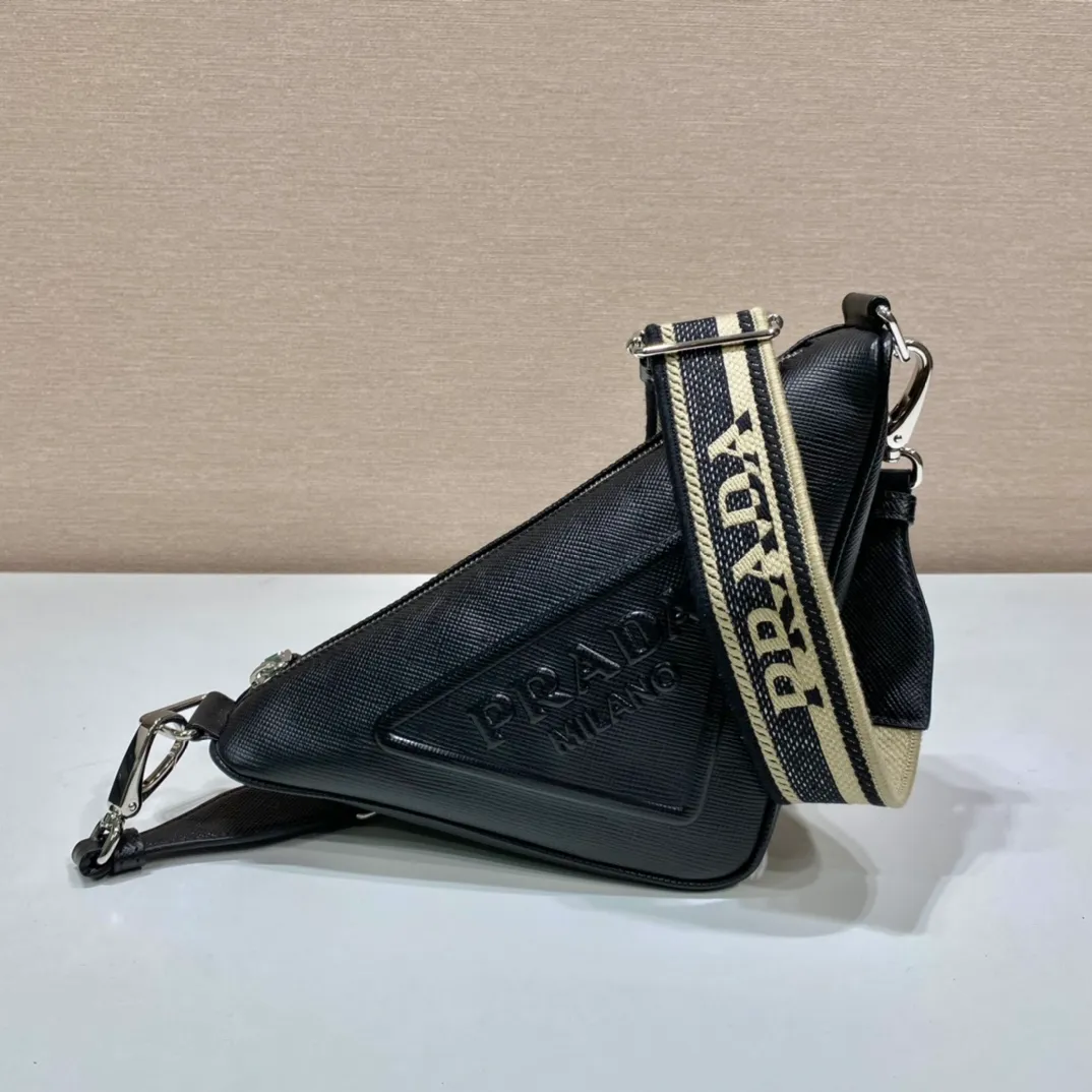 💰1520🎉Embroidered webbing triangle bag🎉2VH155🎉🎉 This triangle bag captures the symbolic geometric shape of the P family. It is made of the brand's iconic Saffiano leather, showing unique cross-parallel features and a large embossed triangle logo. My favorite is this webbing embroidered shoulder strap😘It can be detached to match other bags. The capacity is very large and the feel must be soft👏👏Universal model for men and women🎉🎉, perfect, hurry up and get it🎉🎉 Length 28x Height 18x ​​Bottom 11cm🎉🎉🎉👏👏👏