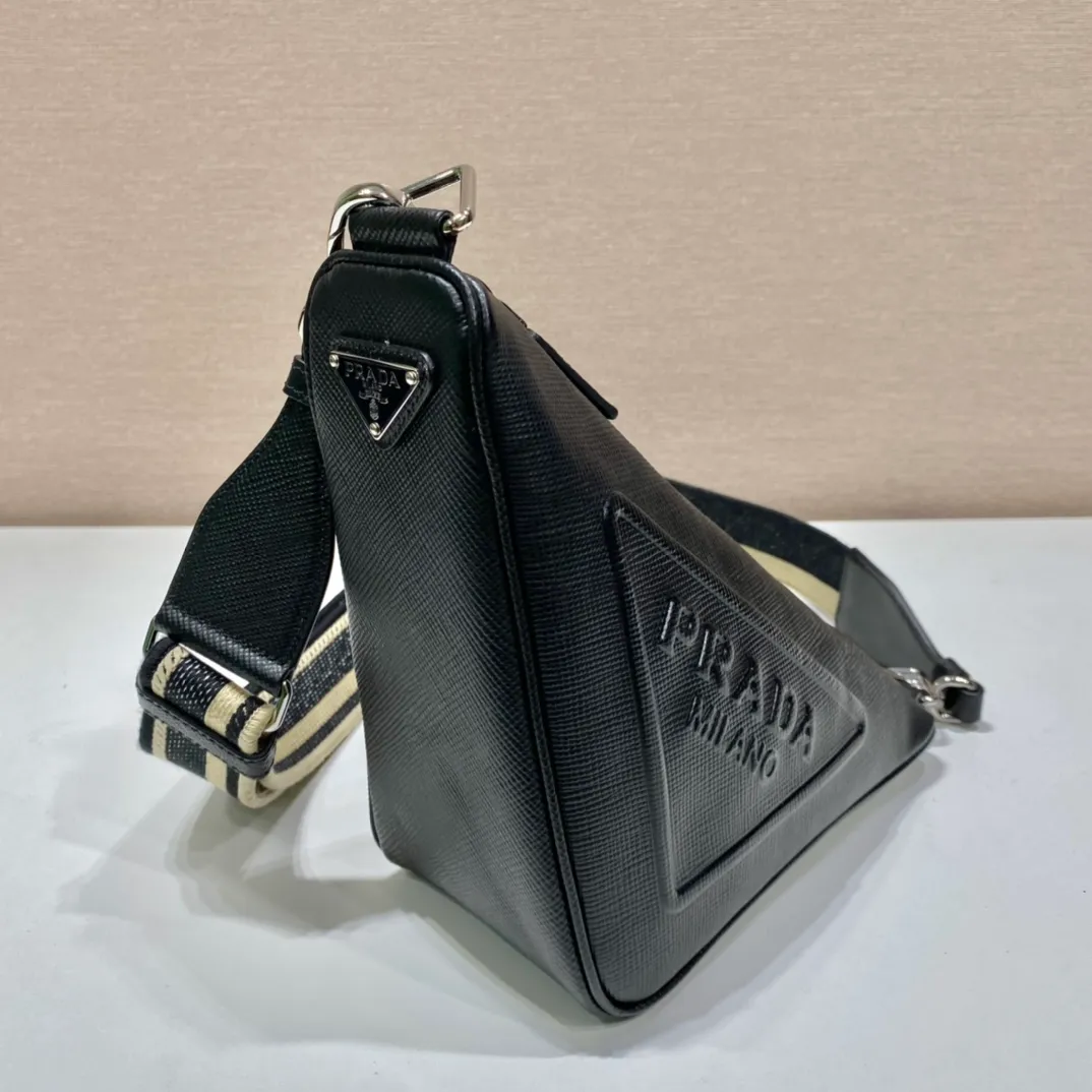 💰1520🎉Embroidered webbing triangle bag🎉2VH155🎉🎉 This triangle bag captures the symbolic geometric shape of the P family. It is made of the brand's iconic Saffiano leather, showing unique cross-parallel features and a large embossed triangle logo. My favorite is this webbing embroidered shoulder strap😘It can be detached to match other bags. The capacity is very large and the feel must be soft👏👏Universal model for men and women🎉🎉, perfect, hurry up and get it🎉🎉 Length 28x Height 18x ​​Bottom 11cm🎉🎉🎉👏👏👏