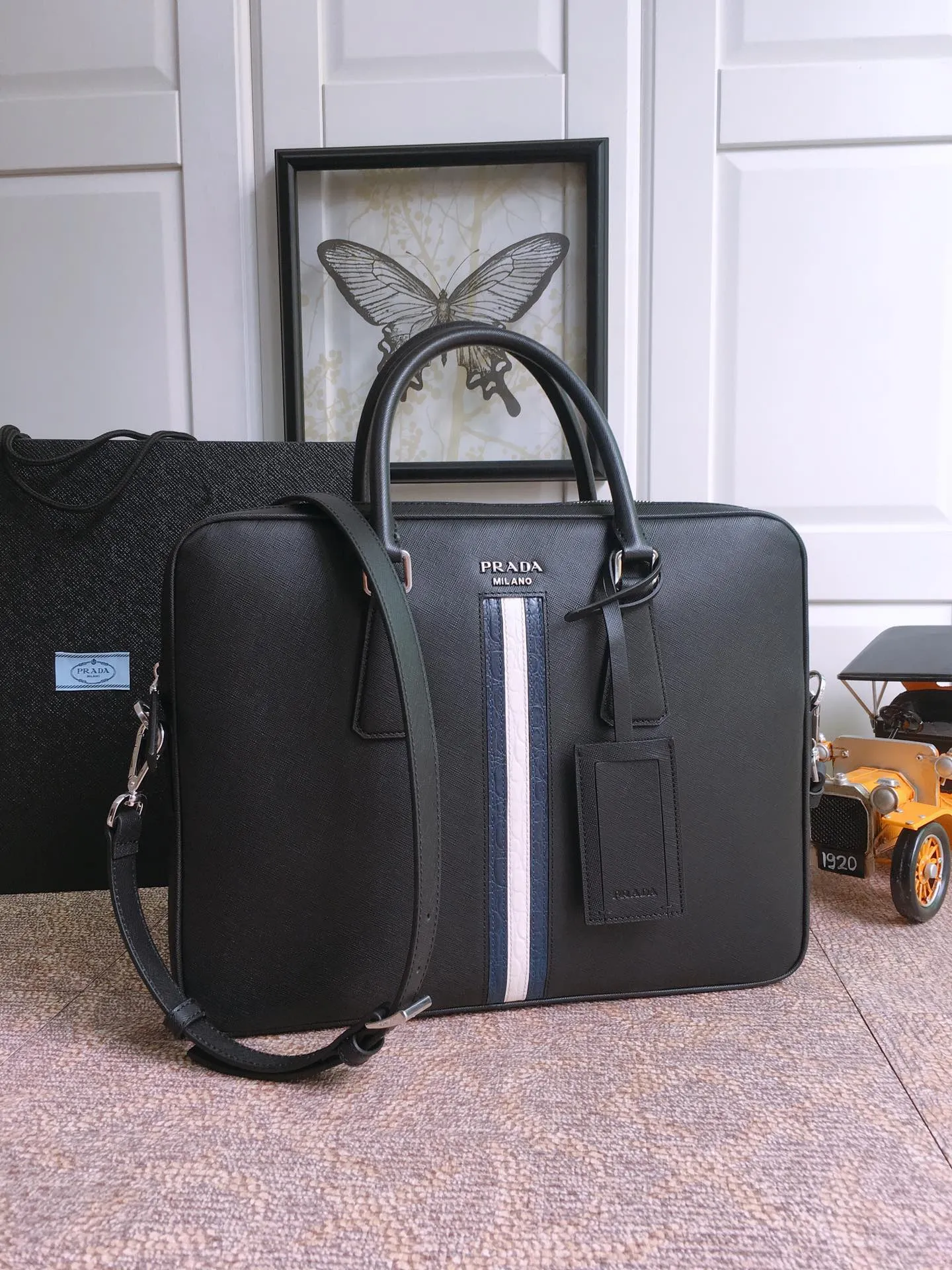 2VE368G, the original item🤙🤙 is made of imported cross-grain cowhide with crocodile leather inlay in the middle, which looks extra classy [strong][strong][strong], top-grade brushed hardware, single sandwich design, one side bag/one zipper bag/two mobile phone pockets, lightweight and practical, the best for men😘, 175 OEM code, length 36X height 28x㡳4cm, 💰2100