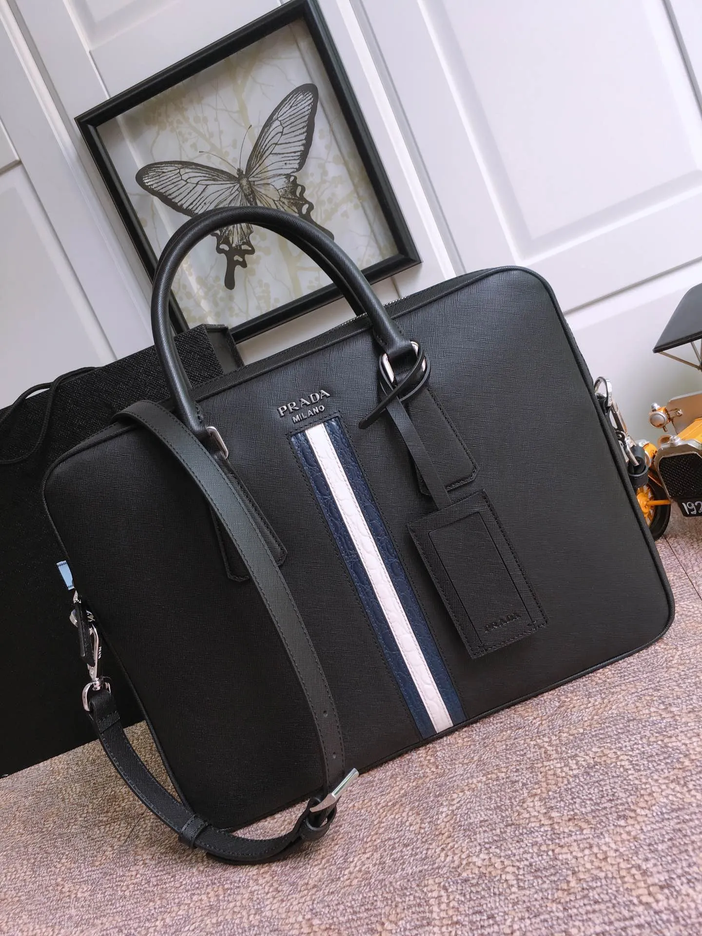 2VE368G, the original item🤙🤙 is made of imported cross-grain cowhide with crocodile leather inlay in the middle, which looks extra classy [strong][strong][strong], top-grade brushed hardware, single sandwich design, one side bag/one zipper bag/two mobile phone pockets, lightweight and practical, the best for men😘, 175 OEM code, length 36X height 28x㡳4cm, 💰2100