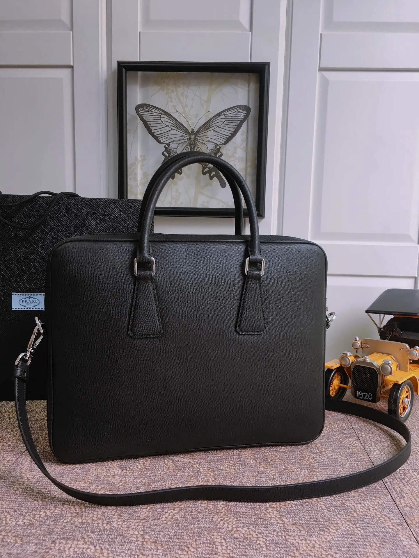 2VE368G, the original item🤙🤙 is made of imported cross-grain cowhide with crocodile leather inlay in the middle, which looks extra classy [strong][strong][strong], top-grade brushed hardware, single sandwich design, one side bag/one zipper bag/two mobile phone pockets, lightweight and practical, the best for men😘, 175 OEM code, length 36X height 28x㡳4cm, 💰2100
