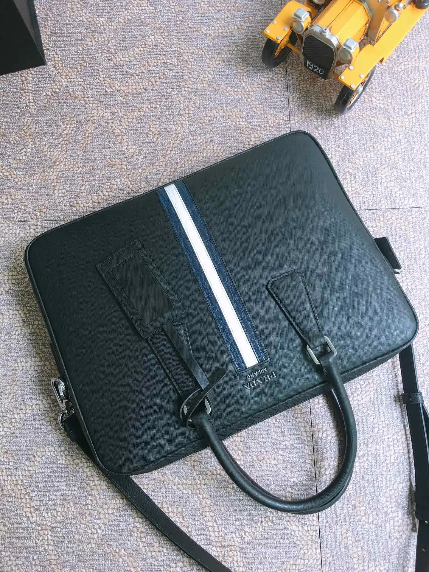 2VE368G, the original item🤙🤙 is made of imported cross-grain cowhide with crocodile leather inlay in the middle, which looks extra classy [strong][strong][strong], top-grade brushed hardware, single sandwich design, one side bag/one zipper bag/two mobile phone pockets, lightweight and practical, the best for men😘, 175 OEM code, length 36X height 28x㡳4cm, 💰2100