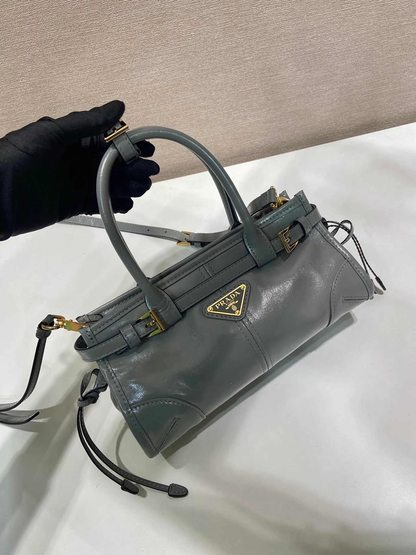 💰1500🎉Softlux oil wax skin🎉1BA486 mini size🎉🎉 This mini hand-held crossbody bag is made of imported waxed leather. The shiny color exudes a classic atmosphere. It is equipped with a detachable and adjustable long shoulder strap. It can be worn cross-body, hand-held or shoulder strap to meet all carrying methods. It has a very large capacity and is easy to use. It is definitely a must-have for fashionistas. It is small in size and is really cute. Hurry up and take this retro style handbag home! Length 23.5 Height 12x Bottom 9cm🎉🎉🎉👏👏👏