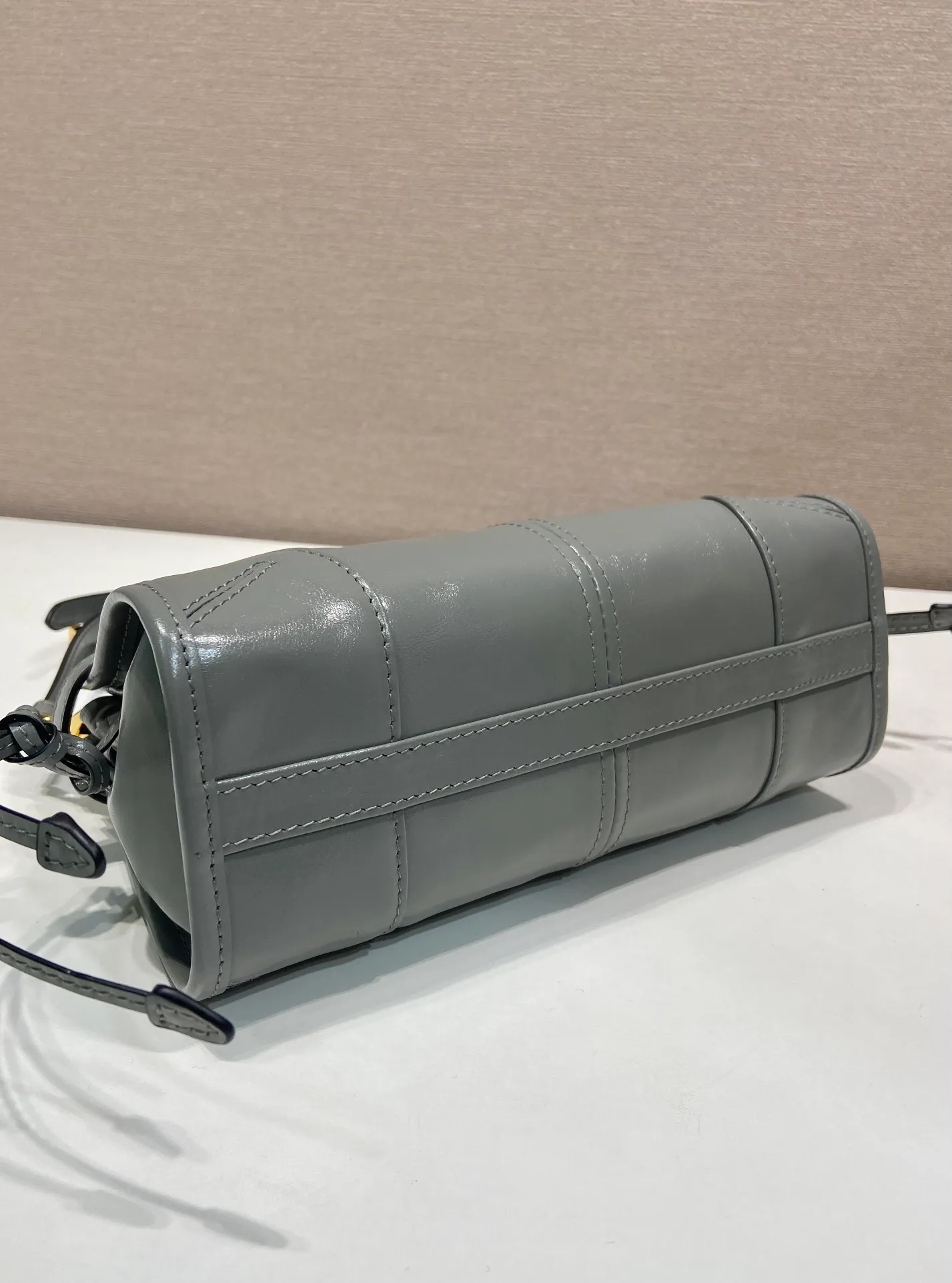 💰1500🎉Softlux oil wax skin🎉1BA486 mini size🎉🎉 This mini hand-held crossbody bag is made of imported waxed leather. The shiny color exudes a classic atmosphere. It is equipped with a detachable and adjustable long shoulder strap. It can be worn cross-body, hand-held or shoulder strap to meet all carrying methods. It has a very large capacity and is easy to use. It is definitely a must-have for fashionistas. It is small in size and is really cute. Hurry up and take this retro style handbag home! Length 23.5 Height 12x Bottom 9cm🎉🎉🎉👏👏👏