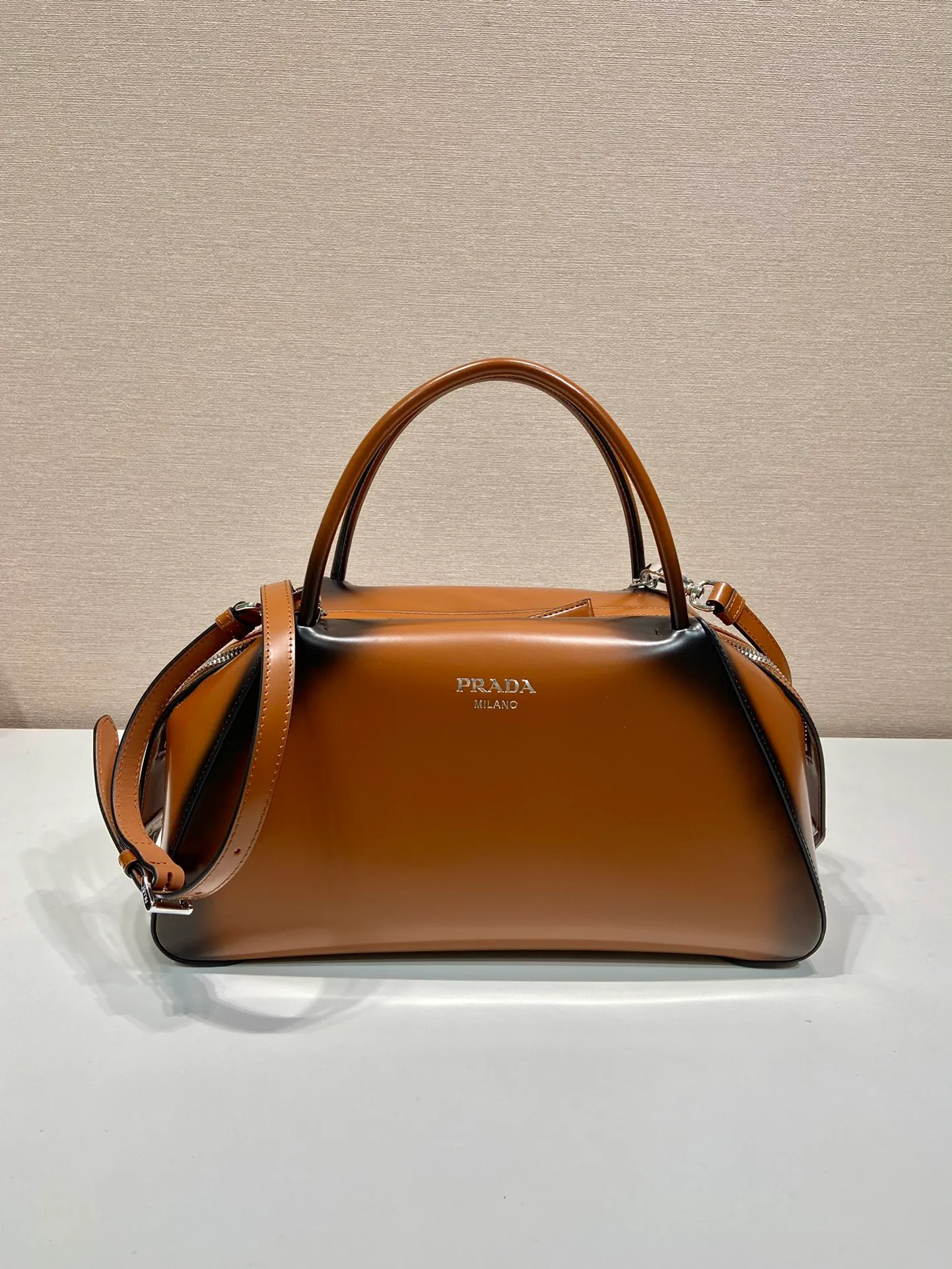 💰1800👏Gradient bowling ball👏1BA365 new medium gradient color🎉 This handbag with exquisite lines will be unveiled at the 2022 autumn and winter fashion show. Equipped with a detachable and adjustable long shoulder strap that can be carried by hand/cross-body. The elegant silhouette features a hand-painted finish that accentuates geometric lines and three-dimensional effects. Casual and stylish. Large capacity space. Everything you need for daily use can be accommodated! Babies. Hurry up and get it🎉🎉, length 31cm high 16x bottom 13.5cm🎉🎉🎉👏👏👏 👏