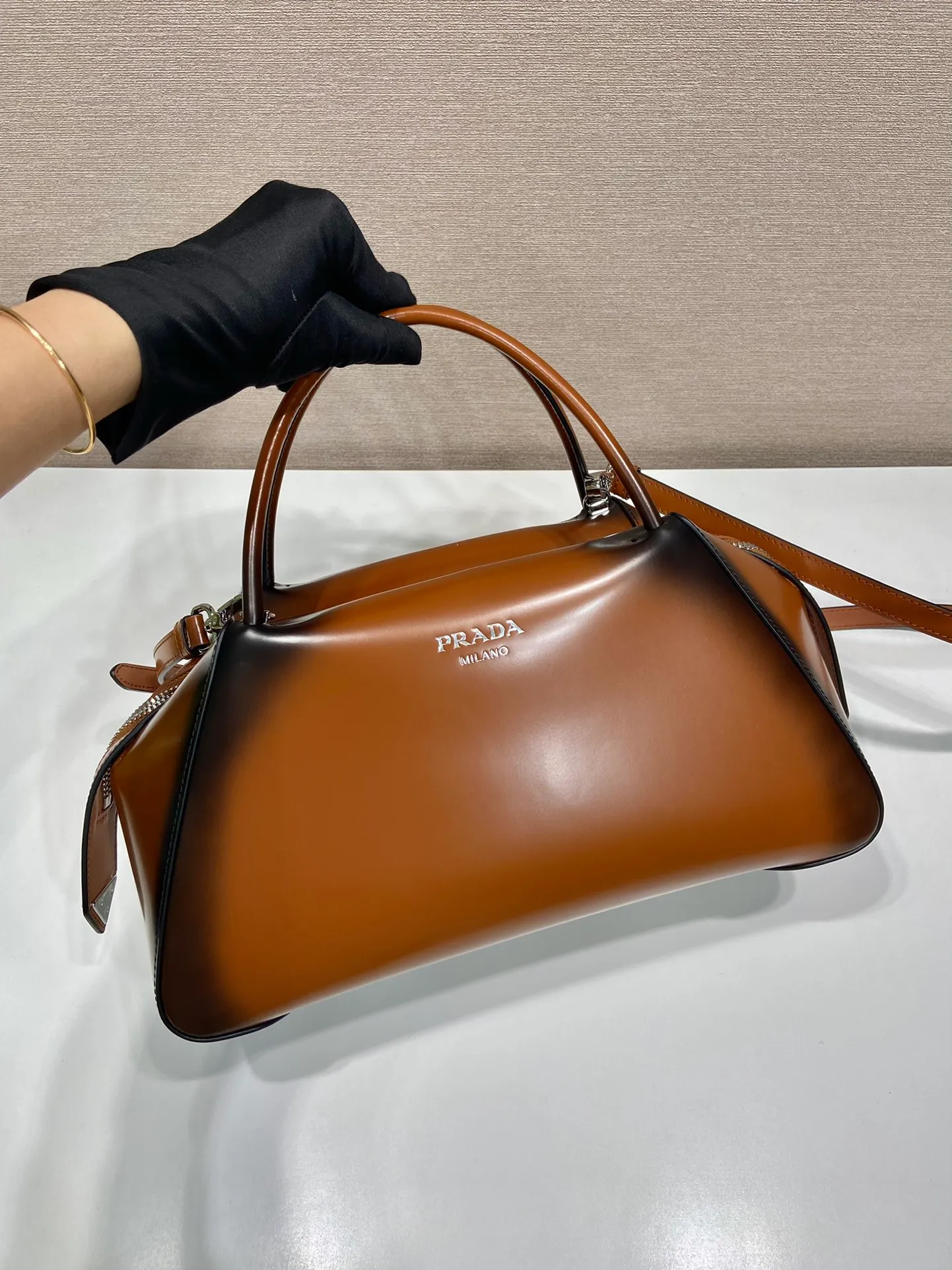 💰1800👏Gradient bowling ball👏1BA365 new medium gradient color🎉 This handbag with exquisite lines will be unveiled at the 2022 autumn and winter fashion show. Equipped with a detachable and adjustable long shoulder strap that can be carried by hand/cross-body. The elegant silhouette features a hand-painted finish that accentuates geometric lines and three-dimensional effects. Casual and stylish. Large capacity space. Everything you need for daily use can be accommodated! Babies. Hurry up and get it🎉🎉, length 31cm high 16x bottom 13.5cm🎉🎉🎉👏👏👏 👏