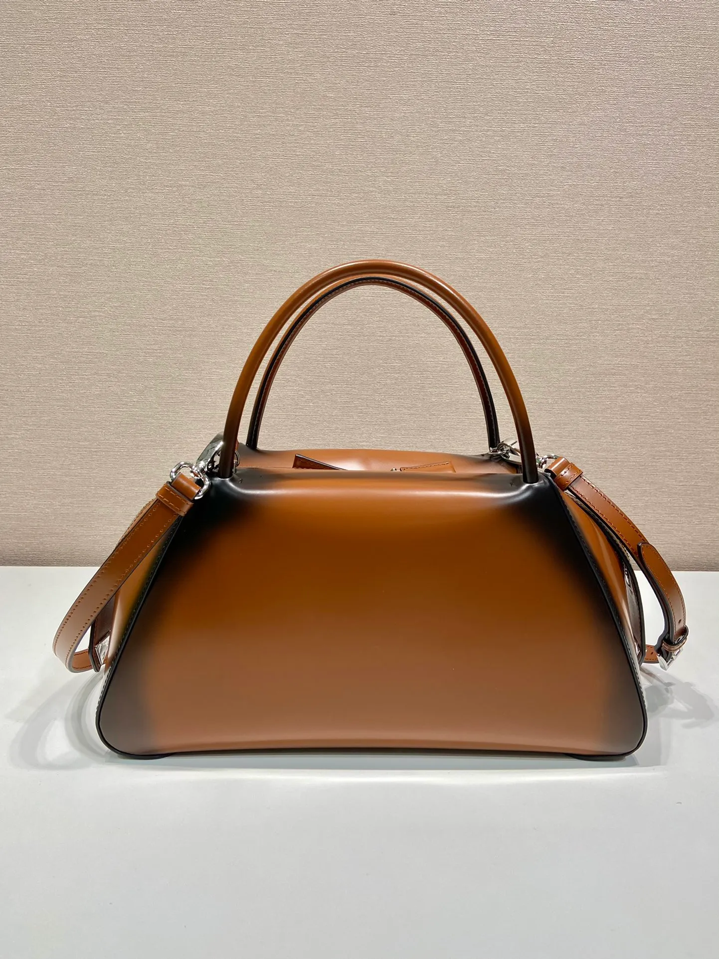 💰1800👏Gradient bowling ball👏1BA365 new medium gradient color🎉 This handbag with exquisite lines will be unveiled at the 2022 autumn and winter fashion show. Equipped with a detachable and adjustable long shoulder strap that can be carried by hand/cross-body. The elegant silhouette features a hand-painted finish that accentuates geometric lines and three-dimensional effects. Casual and stylish. Large capacity space. Everything you need for daily use can be accommodated! Babies. Hurry up and get it🎉🎉, length 31cm high 16x bottom 13.5cm🎉🎉🎉👏👏👏 👏