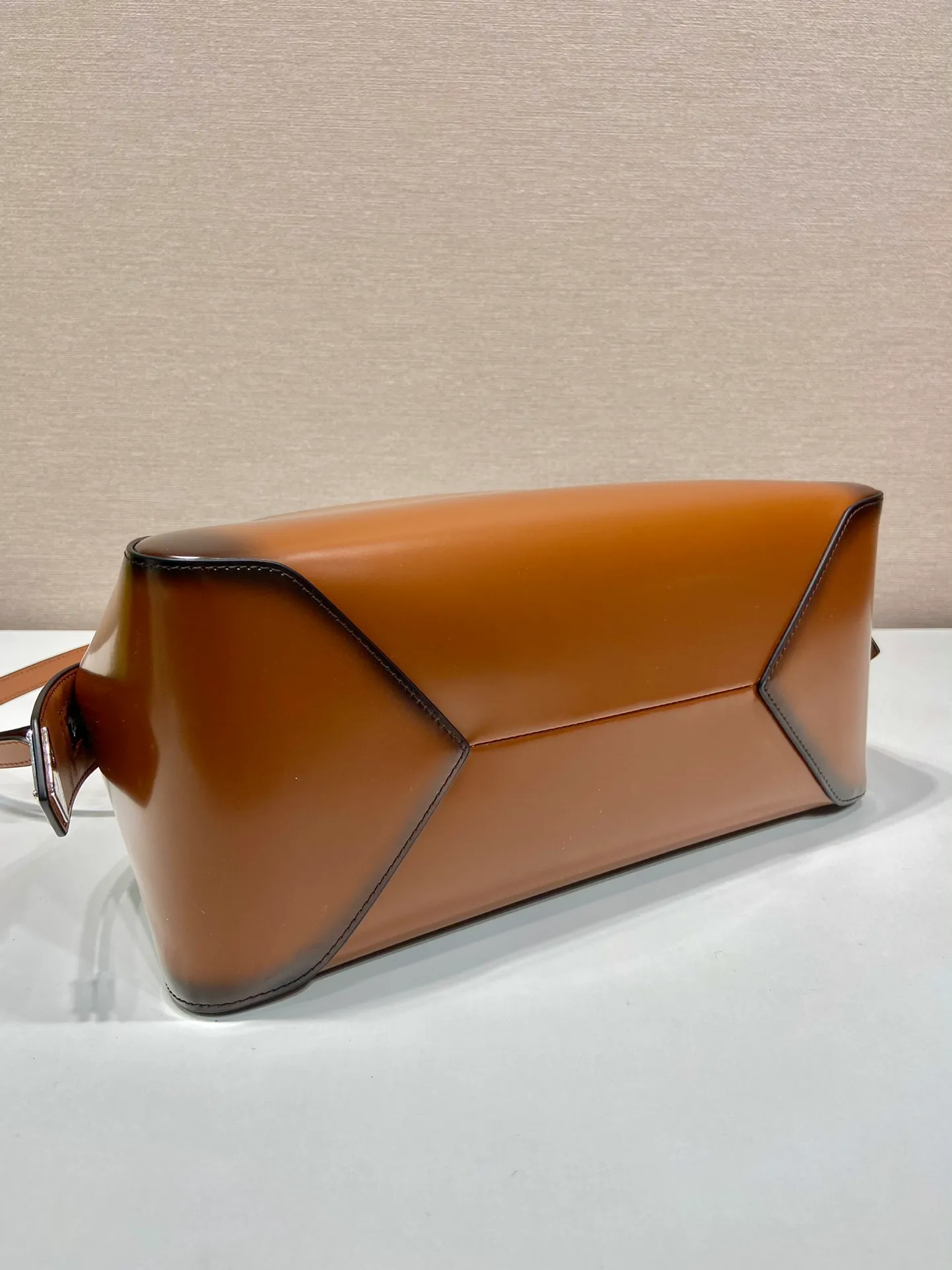 💰1800👏Gradient bowling ball👏1BA365 new medium gradient color🎉 This handbag with exquisite lines will be unveiled at the 2022 autumn and winter fashion show. Equipped with a detachable and adjustable long shoulder strap that can be carried by hand/cross-body. The elegant silhouette features a hand-painted finish that accentuates geometric lines and three-dimensional effects. Casual and stylish. Large capacity space. Everything you need for daily use can be accommodated! Babies. Hurry up and get it🎉🎉, length 31cm high 16x bottom 13.5cm🎉🎉🎉👏👏👏 👏