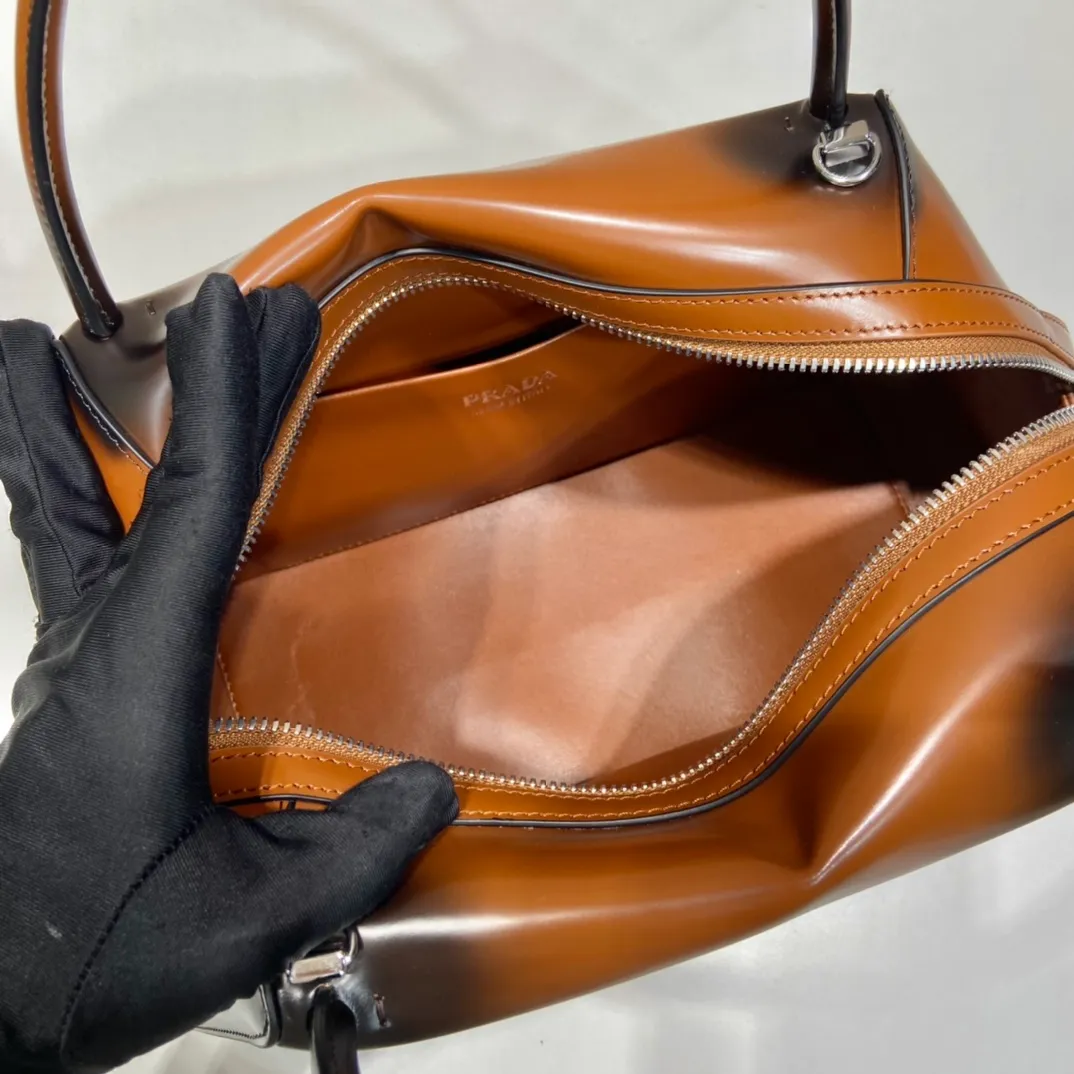 💰1800👏Gradient bowling ball👏1BA365 new medium gradient color🎉 This handbag with exquisite lines will be unveiled at the 2022 autumn and winter fashion show. Equipped with a detachable and adjustable long shoulder strap that can be carried by hand/cross-body. The elegant silhouette features a hand-painted finish that accentuates geometric lines and three-dimensional effects. Casual and stylish. Large capacity space. Everything you need for daily use can be accommodated! Babies. Hurry up and get it🎉🎉, length 31cm high 16x bottom 13.5cm🎉🎉🎉👏👏👏 👏