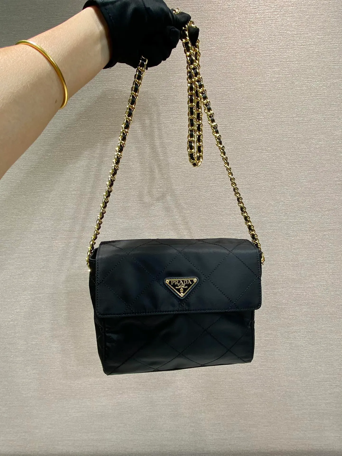 💰1060🎉Middle-hand crossbody bag🎉🎉🎉1BD633 large size🎉🎉 This Vintage middle-aged chain rhombus hobo bag has a great design👏👏 Purely handmade nylon rhombus design, can be worn on one shoulder or crossbody, and the imported black gold chain is really the eternal theme of vintage😘😘It is simple and elegant, with large capacity and space👍The upper body is particularly trendy, versatile and fashionable. No matter casual or formal, they all have a stable temperament. Hurry up and get it🙊I love this second-hand hobo bag😘😘 Length 23x height 18x ​​bottom 6cm