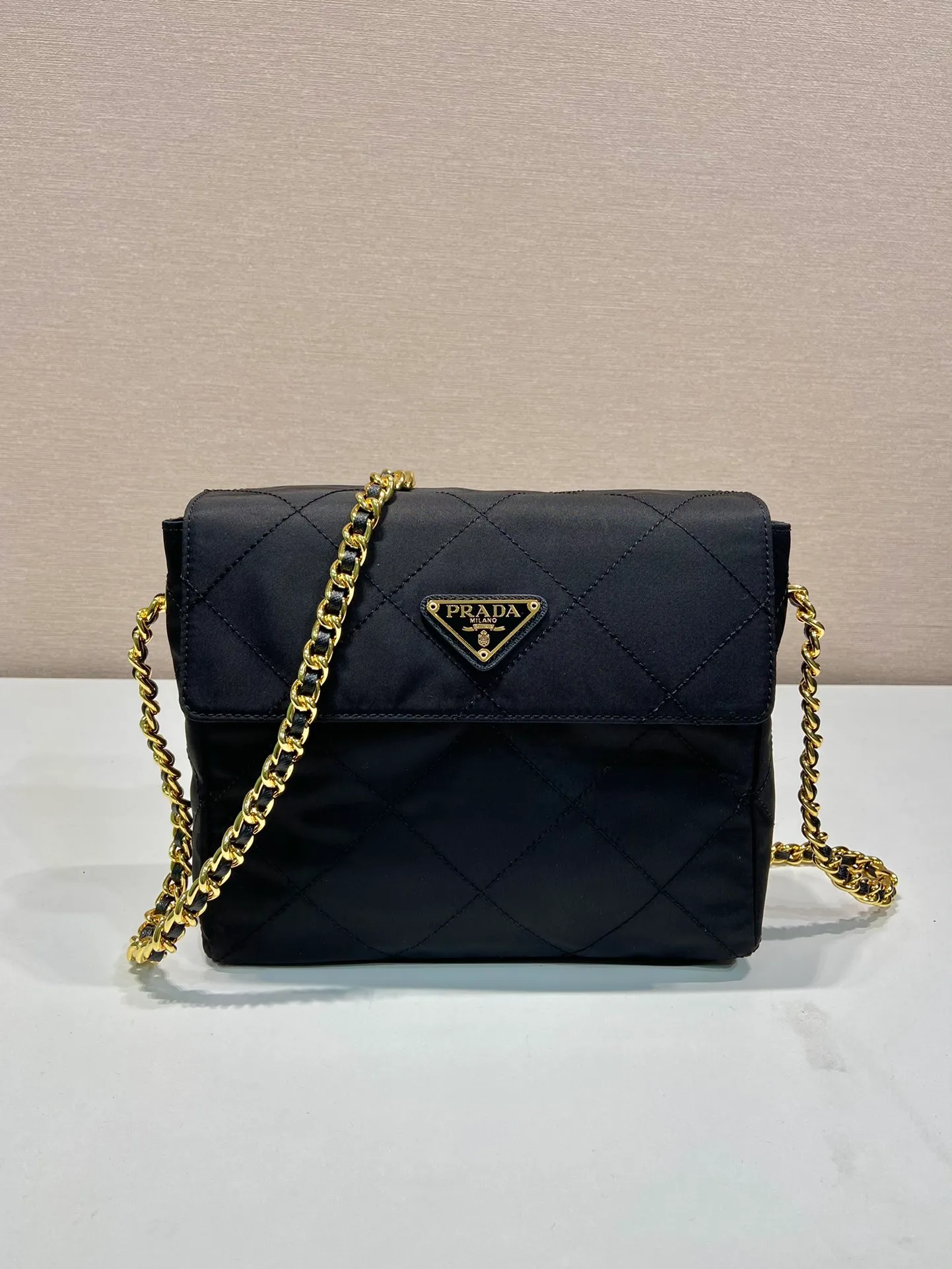 💰1060🎉Middle-hand crossbody bag🎉🎉🎉1BD633 large size🎉🎉 This Vintage middle-aged chain rhombus hobo bag has a great design👏👏 Purely handmade nylon rhombus design, can be worn on one shoulder or crossbody, and the imported black gold chain is really the eternal theme of vintage😘😘It is simple and elegant, with large capacity and space👍The upper body is particularly trendy, versatile and fashionable. No matter casual or formal, they all have a stable temperament. Hurry up and get it🙊I love this second-hand hobo bag😘😘 Length 23x height 18x ​​bottom 6cm