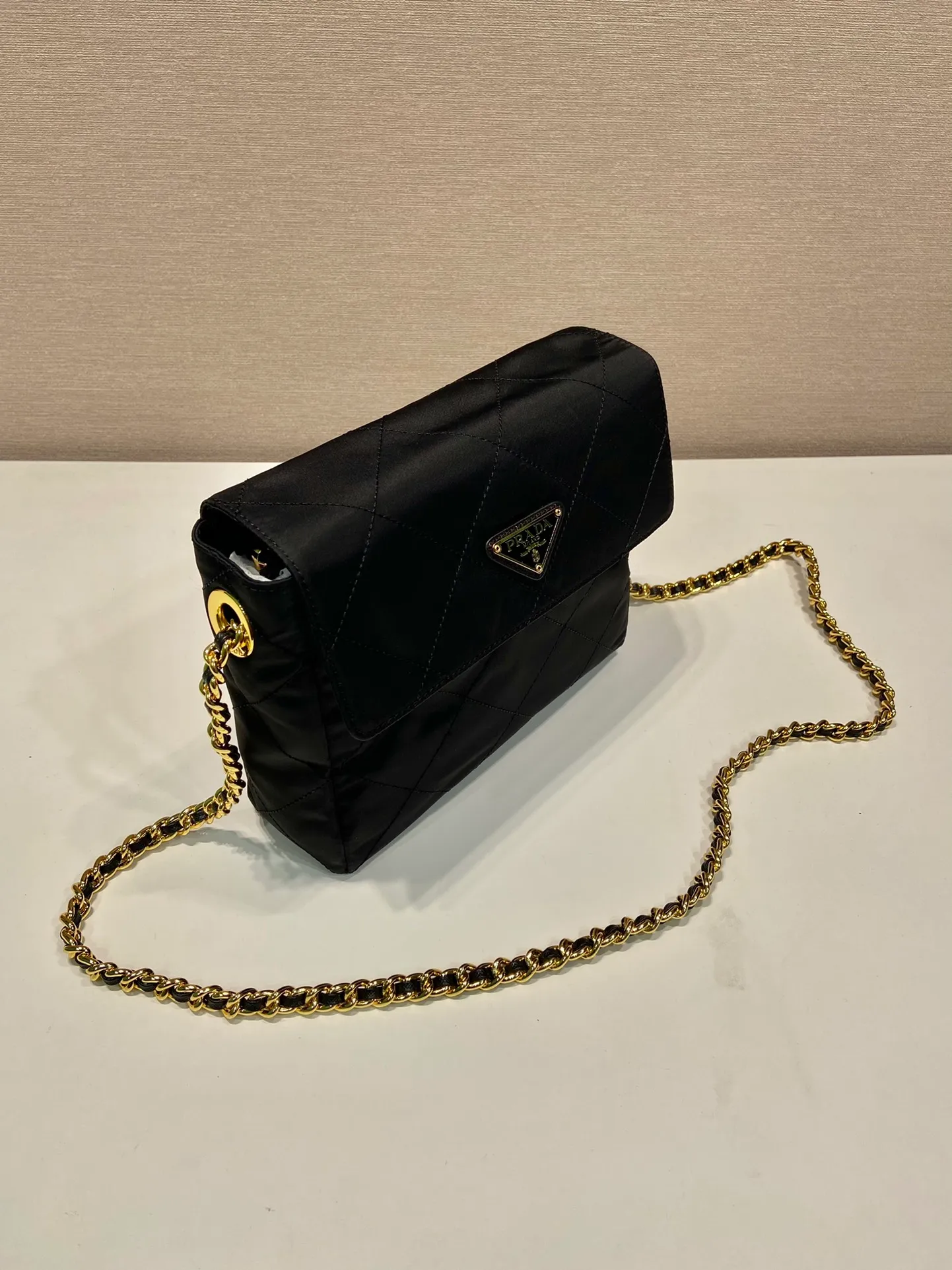 💰1060🎉Middle-hand crossbody bag🎉🎉🎉1BD633 large size🎉🎉 This Vintage middle-aged chain rhombus hobo bag has a great design👏👏 Purely handmade nylon rhombus design, can be worn on one shoulder or crossbody, and the imported black gold chain is really the eternal theme of vintage😘😘It is simple and elegant, with large capacity and space👍The upper body is particularly trendy, versatile and fashionable. No matter casual or formal, they all have a stable temperament. Hurry up and get it🙊I love this second-hand hobo bag😘😘 Length 23x height 18x ​​bottom 6cm