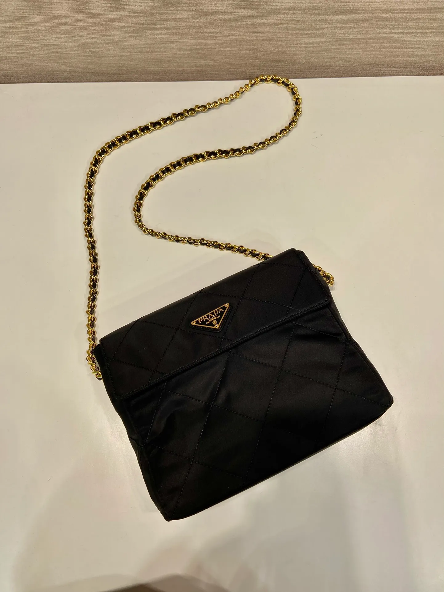 💰1060🎉Middle-hand crossbody bag🎉🎉🎉1BD633 large size🎉🎉 This Vintage middle-aged chain rhombus hobo bag has a great design👏👏 Purely handmade nylon rhombus design, can be worn on one shoulder or crossbody, and the imported black gold chain is really the eternal theme of vintage😘😘It is simple and elegant, with large capacity and space👍The upper body is particularly trendy, versatile and fashionable. No matter casual or formal, they all have a stable temperament. Hurry up and get it🙊I love this second-hand hobo bag😘😘 Length 23x height 18x ​​bottom 6cm