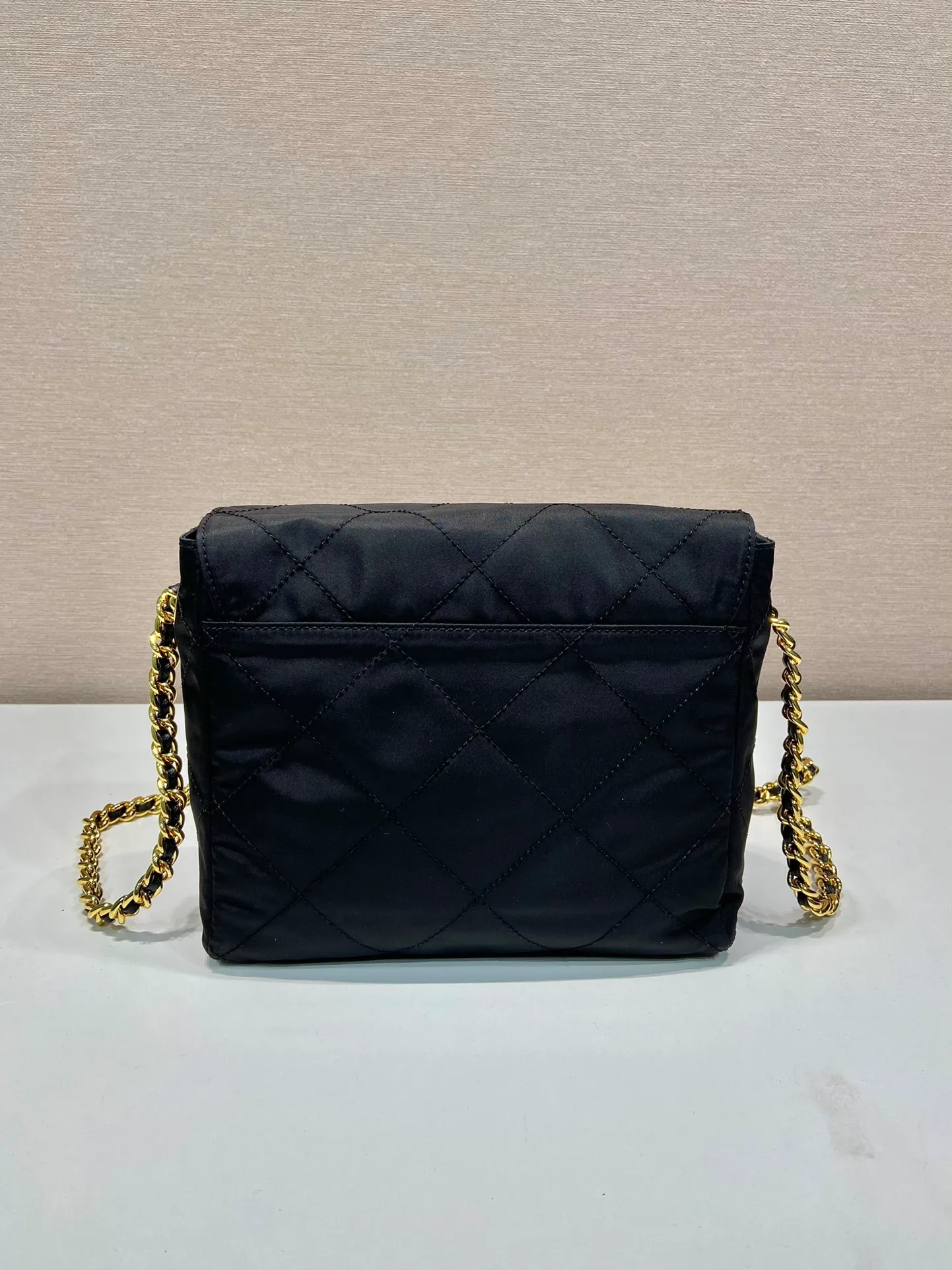 💰1060🎉Middle-hand crossbody bag🎉🎉🎉1BD633 large size🎉🎉 This Vintage middle-aged chain rhombus hobo bag has a great design👏👏 Purely handmade nylon rhombus design, can be worn on one shoulder or crossbody, and the imported black gold chain is really the eternal theme of vintage😘😘It is simple and elegant, with large capacity and space👍The upper body is particularly trendy, versatile and fashionable. No matter casual or formal, they all have a stable temperament. Hurry up and get it🙊I love this second-hand hobo bag😘😘 Length 23x height 18x ​​bottom 6cm