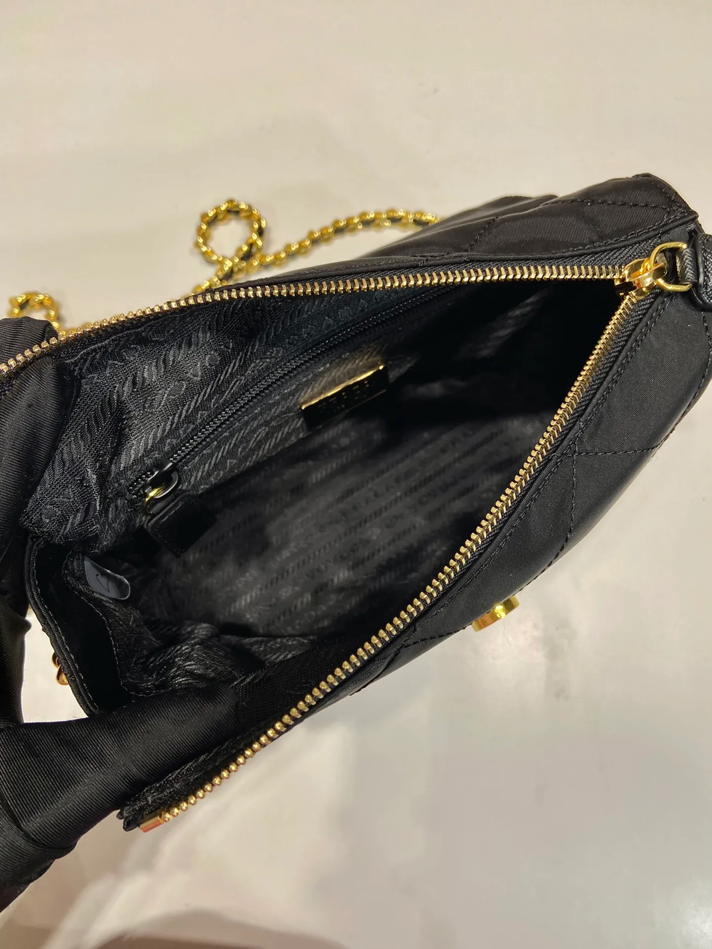 💰1060🎉Middle-hand crossbody bag🎉🎉🎉1BD633 large size🎉🎉 This Vintage middle-aged chain rhombus hobo bag has a great design👏👏 Purely handmade nylon rhombus design, can be worn on one shoulder or crossbody, and the imported black gold chain is really the eternal theme of vintage😘😘It is simple and elegant, with large capacity and space👍The upper body is particularly trendy, versatile and fashionable. No matter casual or formal, they all have a stable temperament. Hurry up and get it🙊I love this second-hand hobo bag😘😘 Length 23x height 18x ​​bottom 6cm