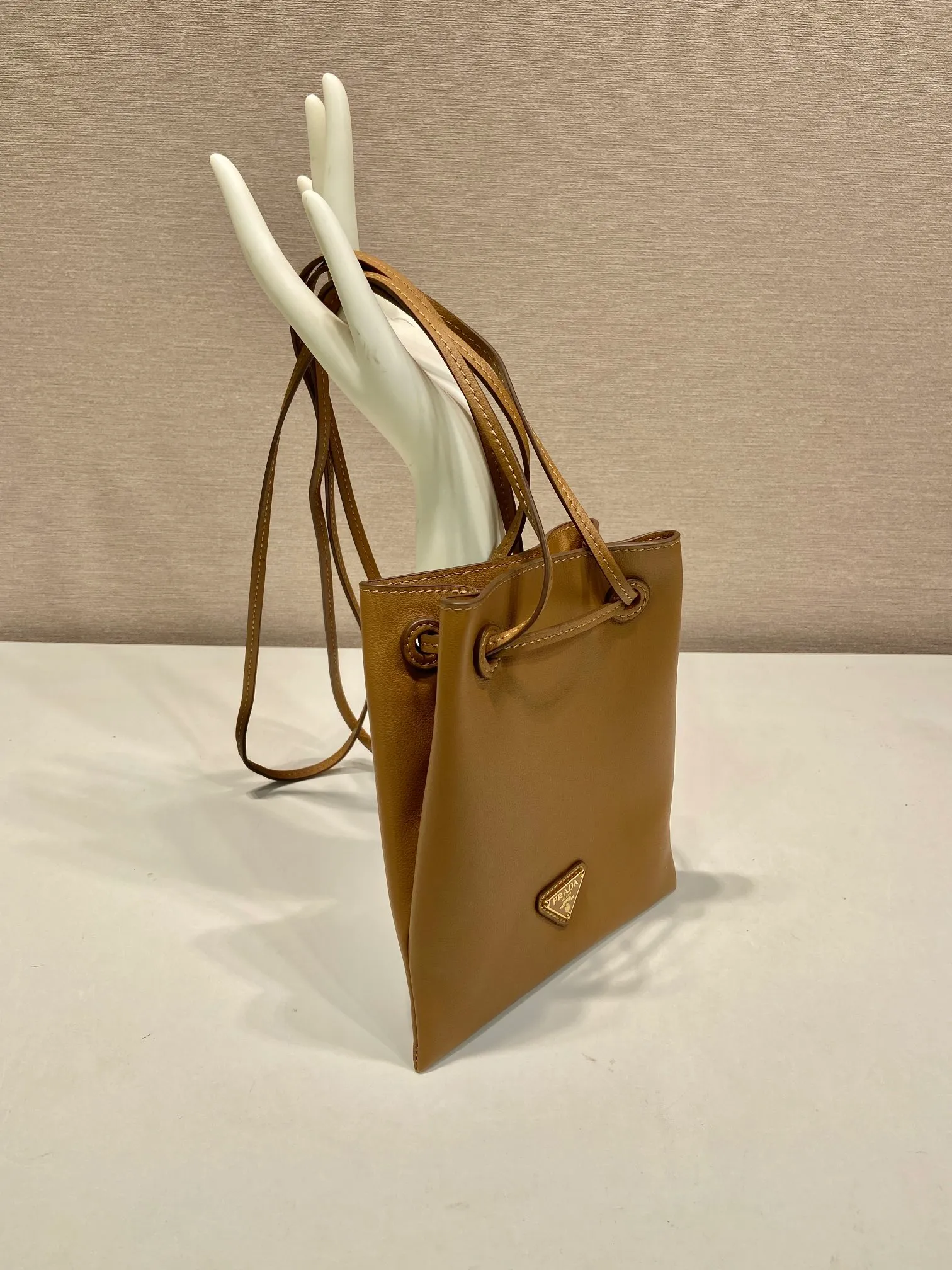 💰920🎉mini small cross-body bag🎉1BH221 calfskin🎉🎉 This small cross-body bag is made of calfskin and imported sheepskin inside, with top-grade hardware, a drawstring shrink pocket at the mouth, and a double long shoulder strap design, making the upper body look particularly fashionable and casual. Large capacity and space👏Hurry up and get it now, take this cute popular crossbody home😘😘Length 17xH 20cm🎉🎉🎉👏👏👏