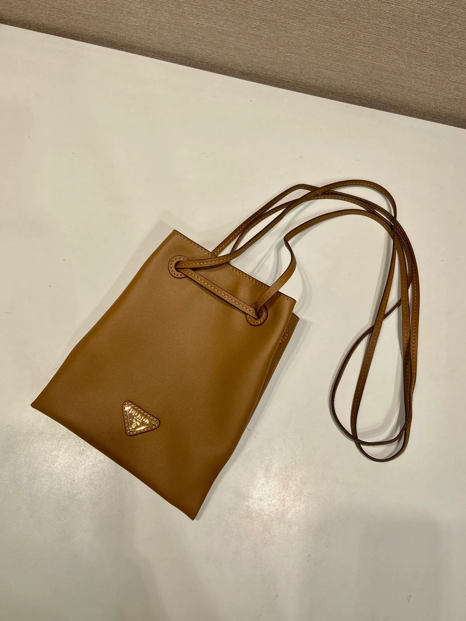 💰920🎉mini small cross-body bag🎉1BH221 calfskin🎉🎉 This small cross-body bag is made of calfskin and imported sheepskin inside, with top-grade hardware, a drawstring shrink pocket at the mouth, and a double long shoulder strap design, making the upper body look particularly fashionable and casual. Large capacity and space👏Hurry up and get it now, take this cute popular crossbody home😘😘Length 17xH 20cm🎉🎉🎉👏👏👏