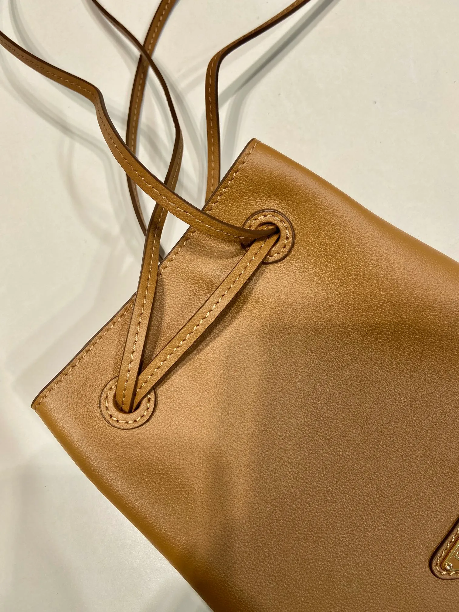💰920🎉mini small cross-body bag🎉1BH221 calfskin🎉🎉 This small cross-body bag is made of calfskin and imported sheepskin inside, with top-grade hardware, a drawstring shrink pocket at the mouth, and a double long shoulder strap design, making the upper body look particularly fashionable and casual. Large capacity and space👏Hurry up and get it now, take this cute popular crossbody home😘😘Length 17xH 20cm🎉🎉🎉👏👏👏