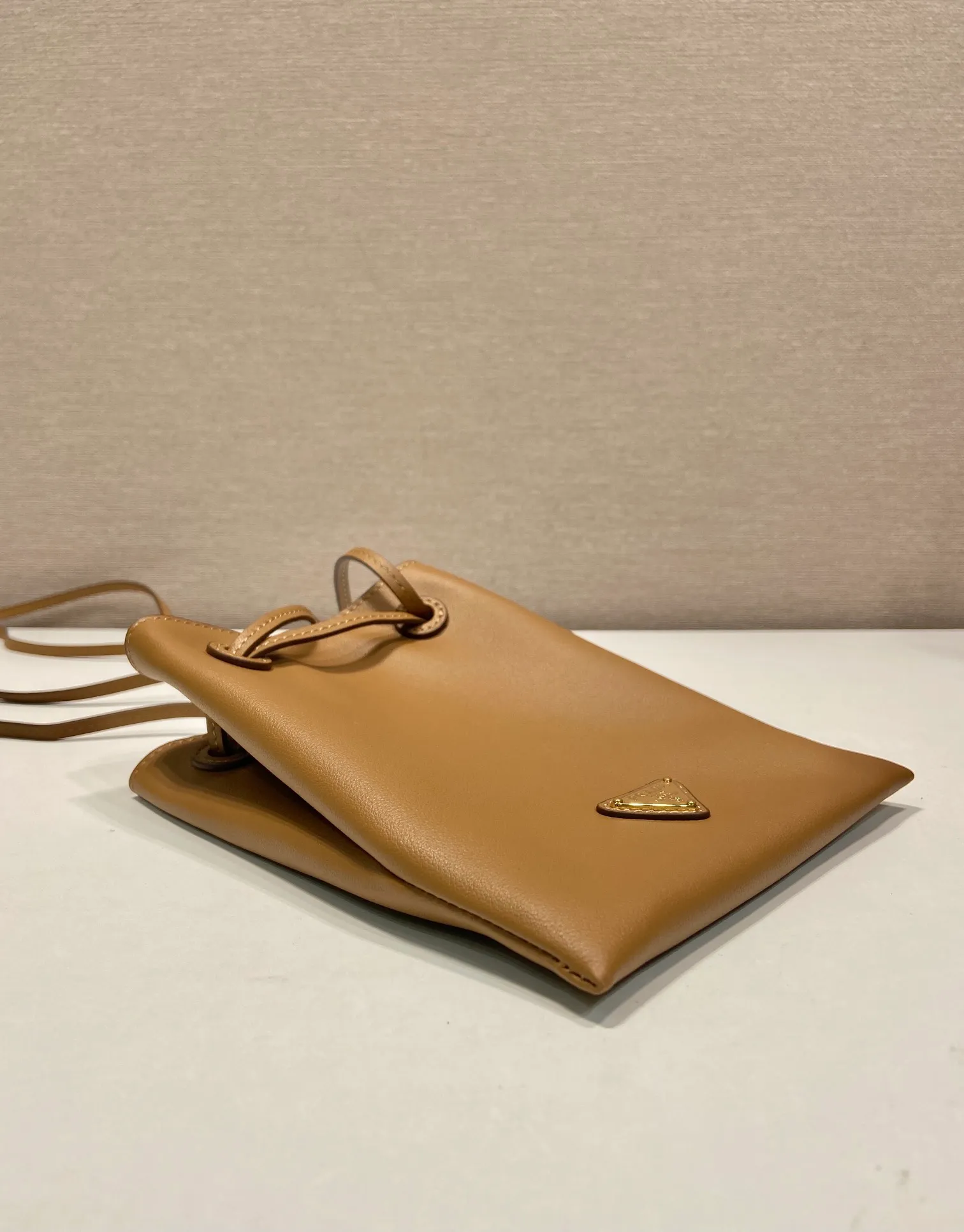 💰920🎉mini small cross-body bag🎉1BH221 calfskin🎉🎉 This small cross-body bag is made of calfskin and imported sheepskin inside, with top-grade hardware, a drawstring shrink pocket at the mouth, and a double long shoulder strap design, making the upper body look particularly fashionable and casual. Large capacity and space👏Hurry up and get it now, take this cute popular crossbody home😘😘Length 17xH 20cm🎉🎉🎉👏👏👏