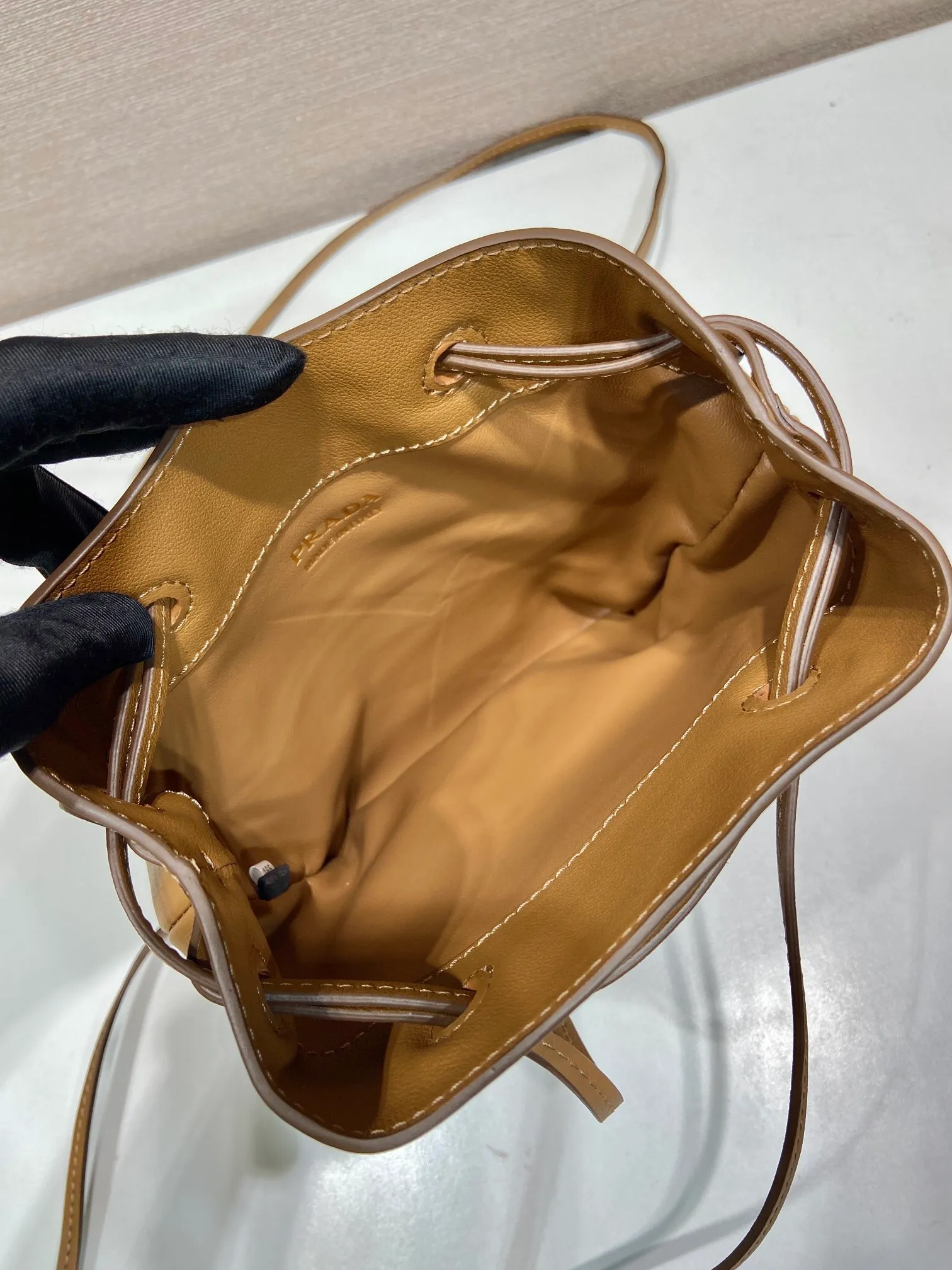 💰920🎉mini small cross-body bag🎉1BH221 calfskin🎉🎉 This small cross-body bag is made of calfskin and imported sheepskin inside, with top-grade hardware, a drawstring shrink pocket at the mouth, and a double long shoulder strap design, making the upper body look particularly fashionable and casual. Large capacity and space👏Hurry up and get it now, take this cute popular crossbody home😘😘Length 17xH 20cm🎉🎉🎉👏👏👏
