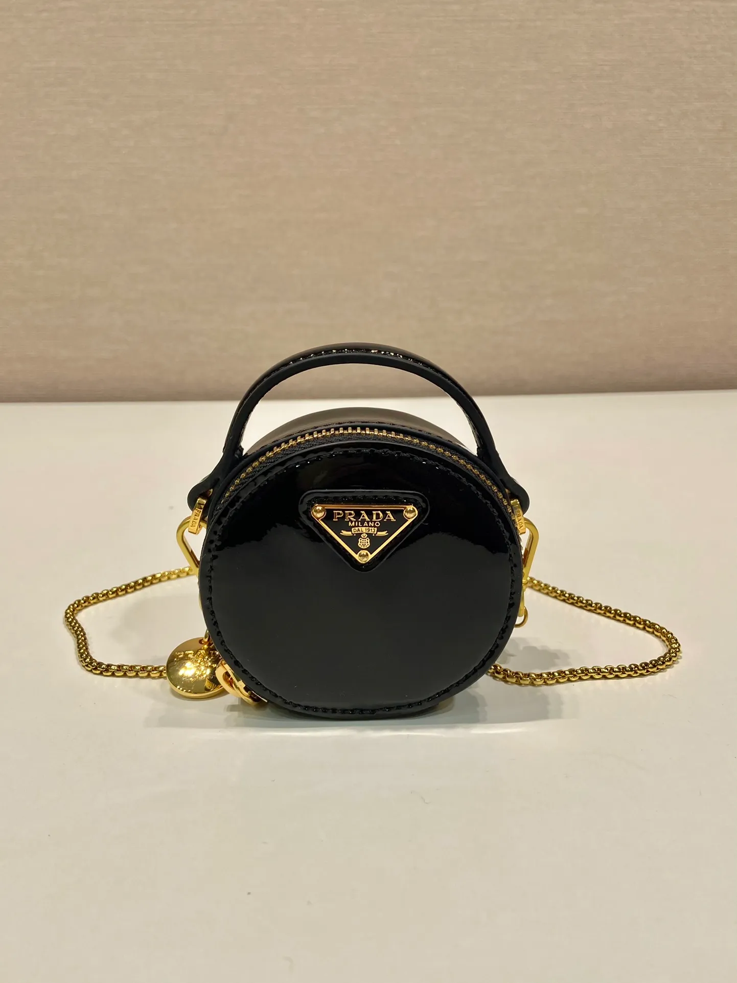 💰960🎉Patent leather round bag🎉1NR023🎉🎉 This round mini bag shows a modern and exquisite silhouette. It is made of glossy cowhide, decorated with sparkling metal hardware, and matched with an elegant detachable chain shoulder strap. It is so cute😍The upper body effect is very eye-catching, cute and cool, don’t you be tempted😗😗, beauties, hurry up and get it, it’s so beautiful and cute Length 8x height 8x base 3.5cm🎉🎉🎉👏👏👏
