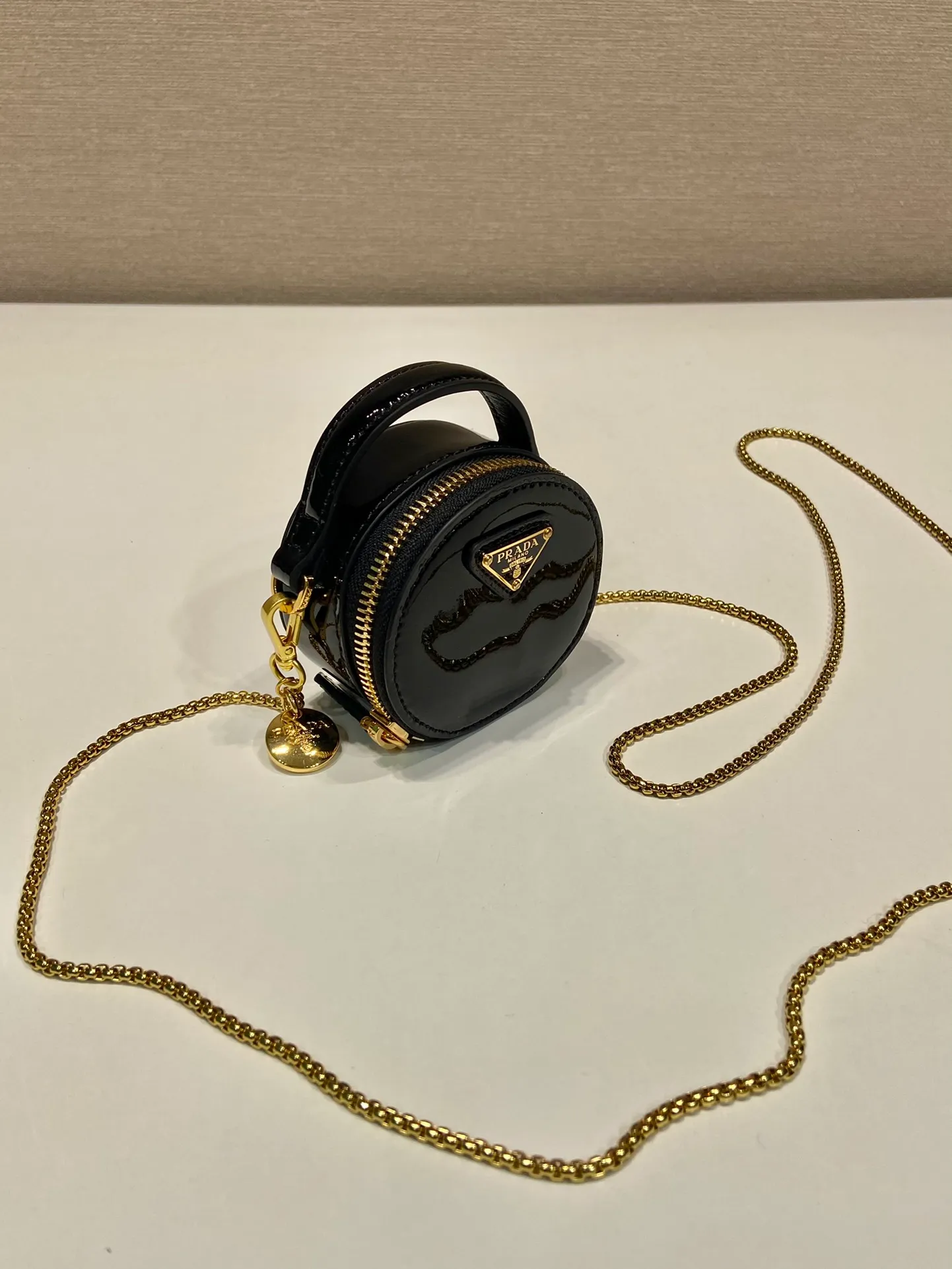 💰960🎉Patent leather round bag🎉1NR023🎉🎉 This round mini bag shows a modern and exquisite silhouette. It is made of glossy cowhide, decorated with sparkling metal hardware, and matched with an elegant detachable chain shoulder strap. It is so cute😍The upper body effect is very eye-catching, cute and cool, don’t you be tempted😗😗, beauties, hurry up and get it, it’s so beautiful and cute Length 8x height 8x base 3.5cm🎉🎉🎉👏👏👏