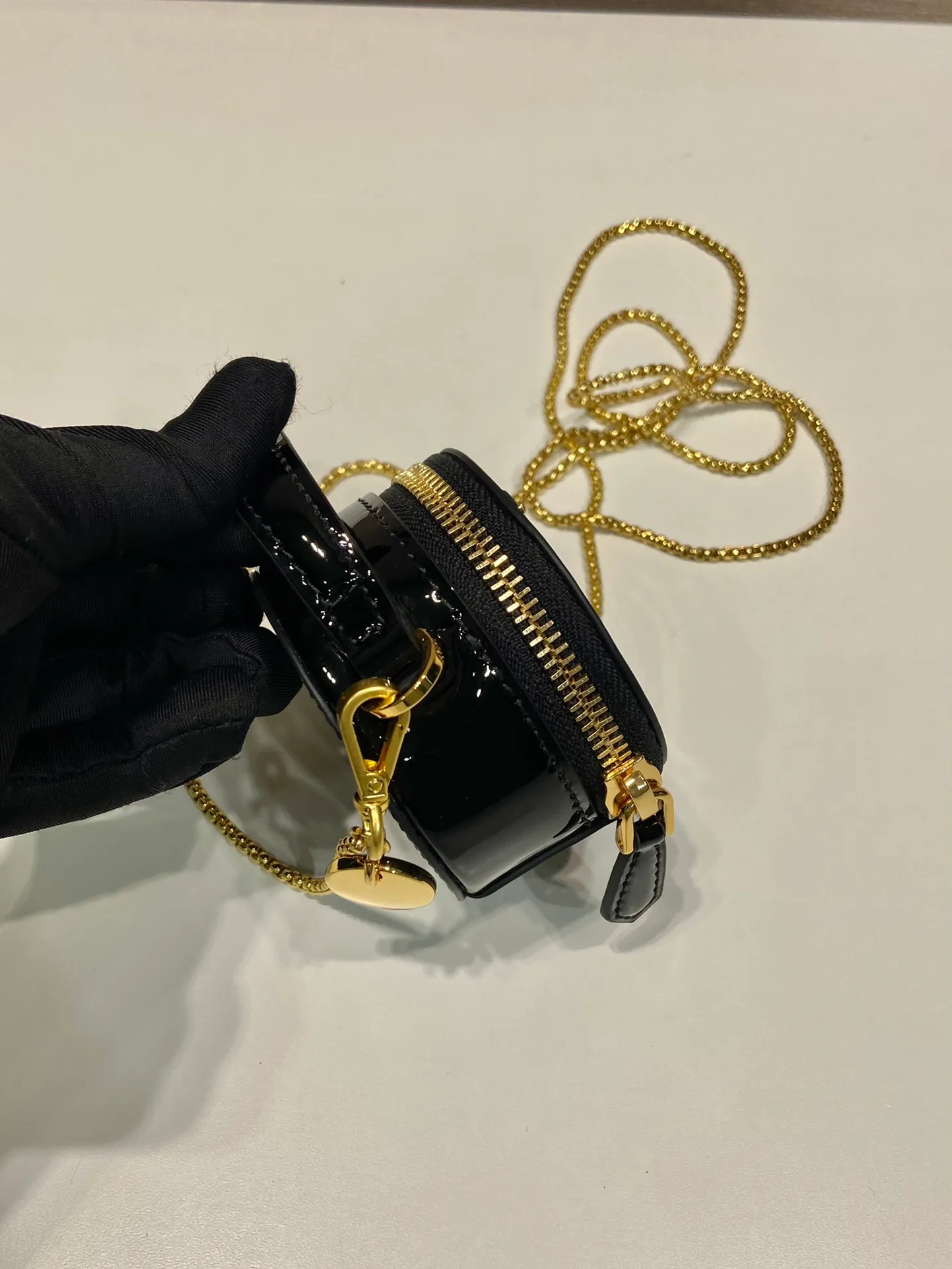 💰960🎉Patent leather round bag🎉1NR023🎉🎉 This round mini bag shows a modern and exquisite silhouette. It is made of glossy cowhide, decorated with sparkling metal hardware, and matched with an elegant detachable chain shoulder strap. It is so cute😍The upper body effect is very eye-catching, cute and cool, don’t you be tempted😗😗, beauties, hurry up and get it, it’s so beautiful and cute Length 8x height 8x base 3.5cm🎉🎉🎉👏👏👏