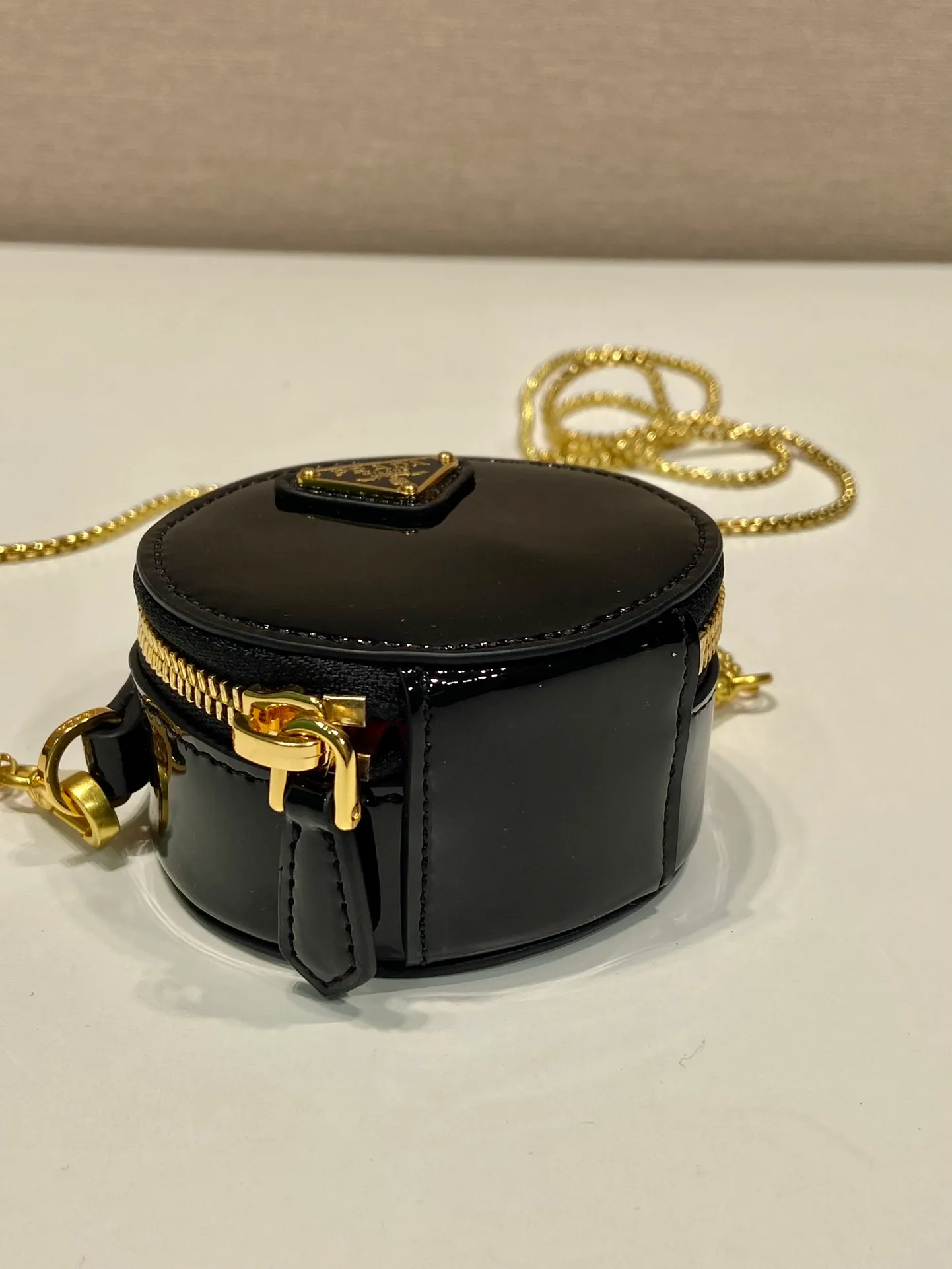 💰960🎉Patent leather round bag🎉1NR023🎉🎉 This round mini bag shows a modern and exquisite silhouette. It is made of glossy cowhide, decorated with sparkling metal hardware, and matched with an elegant detachable chain shoulder strap. It is so cute😍The upper body effect is very eye-catching, cute and cool, don’t you be tempted😗😗, beauties, hurry up and get it, it’s so beautiful and cute Length 8x height 8x base 3.5cm🎉🎉🎉👏👏👏