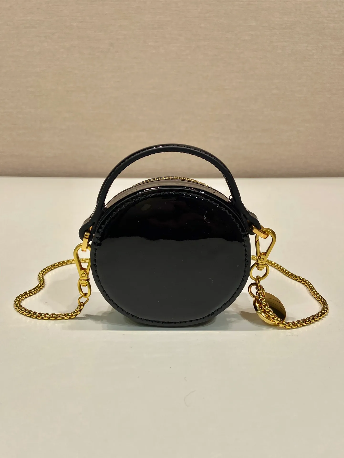 💰960🎉Patent leather round bag🎉1NR023🎉🎉 This round mini bag shows a modern and exquisite silhouette. It is made of glossy cowhide, decorated with sparkling metal hardware, and matched with an elegant detachable chain shoulder strap. It is so cute😍The upper body effect is very eye-catching, cute and cool, don’t you be tempted😗😗, beauties, hurry up and get it, it’s so beautiful and cute Length 8x height 8x base 3.5cm🎉🎉🎉👏👏👏