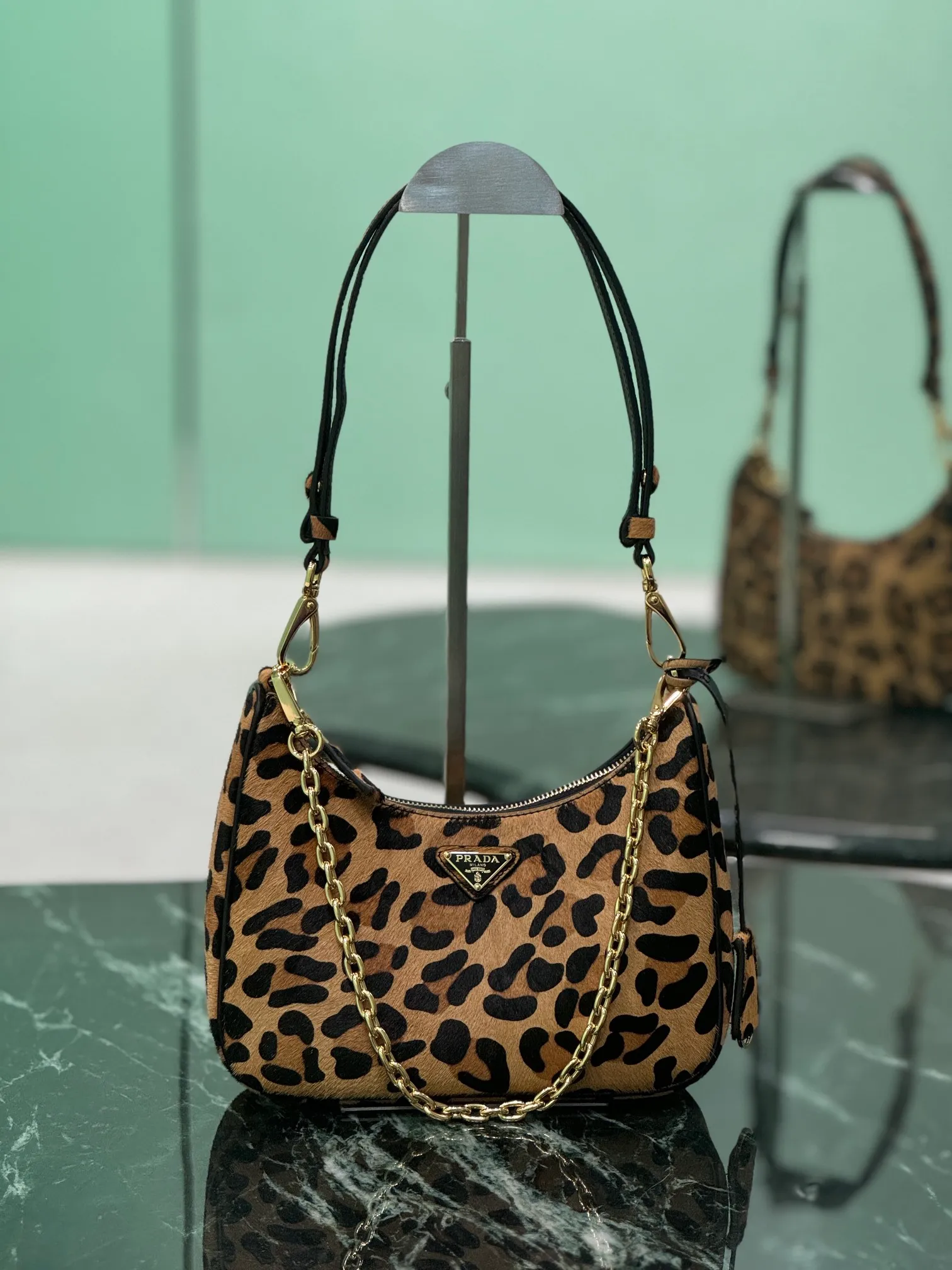 💰1300🌟Leopard print Hobo underarm bag. The versatile and lightweight design has been popular in the fashion circle for many years. The retro-style Hobo bag that is directly on the shoulder really feels very good. It can be switched between hand and shoulder. Now the popularity of the new version has only increased, adding a chain leather rope shoulder strap and an adjustable length crossbody! This is a new hobo whose price has doubled and is extremely hard to grab! Size: 22x18x6cm Style number: 1BC204