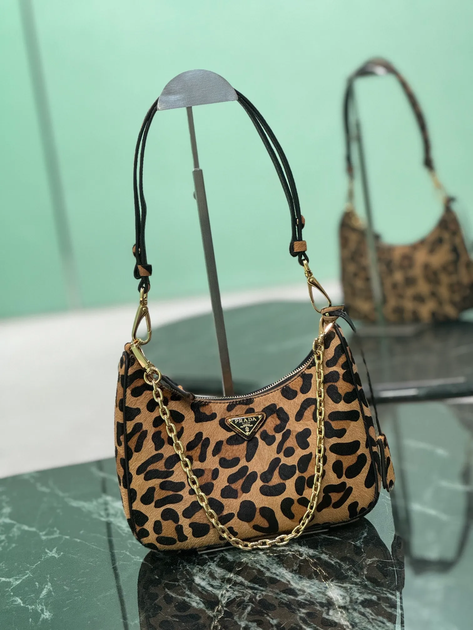 💰1300🌟Leopard print Hobo underarm bag. The versatile and lightweight design has been popular in the fashion circle for many years. The retro-style Hobo bag that is directly on the shoulder really feels very good. It can be switched between hand and shoulder. Now the popularity of the new version has only increased, adding a chain leather rope shoulder strap and an adjustable length crossbody! This is a new hobo whose price has doubled and is extremely hard to grab! Size: 22x18x6cm Style number: 1BC204