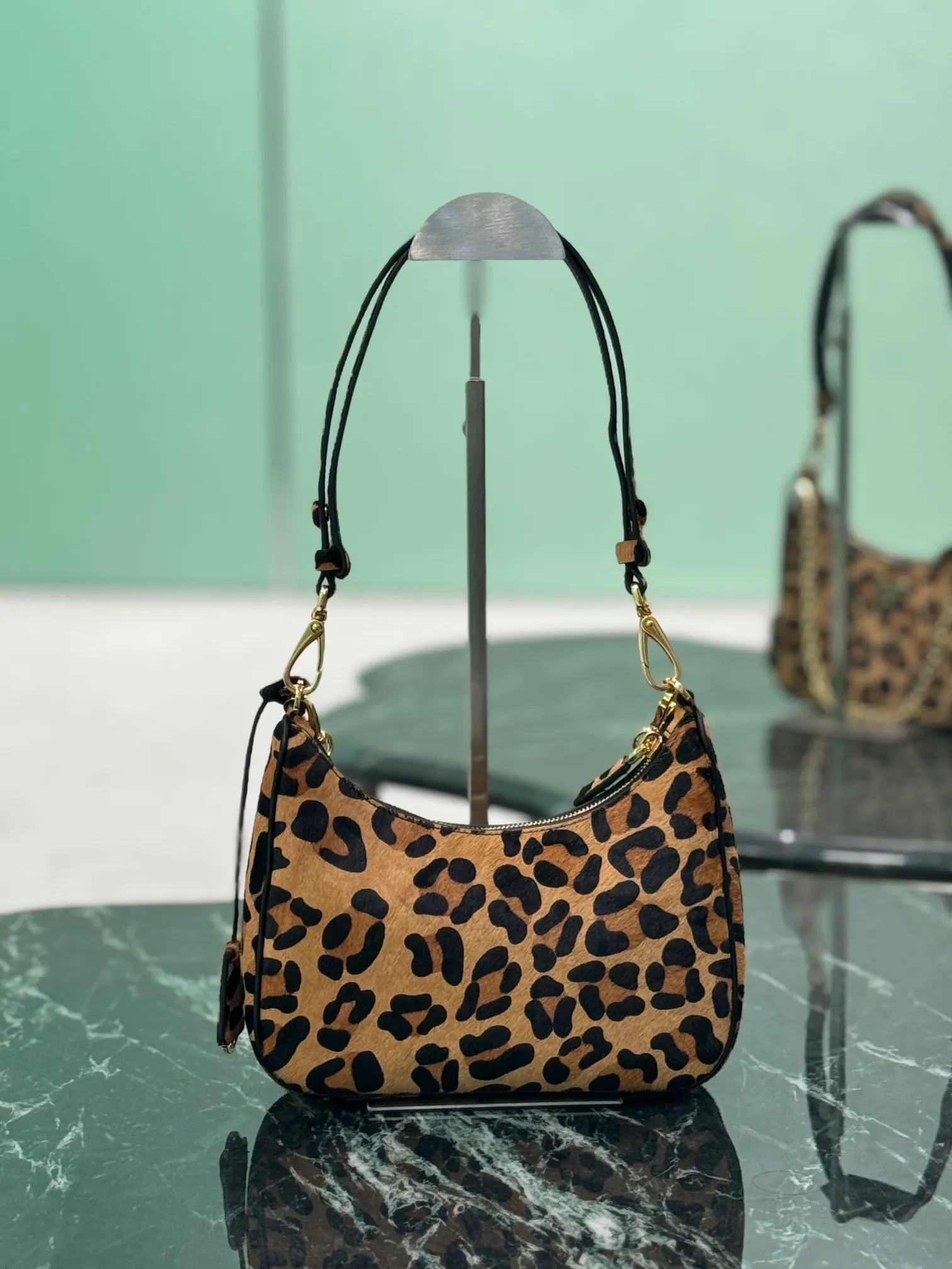 💰1300🌟Leopard print Hobo underarm bag. The versatile and lightweight design has been popular in the fashion circle for many years. The retro-style Hobo bag that is directly on the shoulder really feels very good. It can be switched between hand and shoulder. Now the popularity of the new version has only increased, adding a chain leather rope shoulder strap and an adjustable length crossbody! This is a new hobo whose price has doubled and is extremely hard to grab! Size: 22x18x6cm Style number: 1BC204