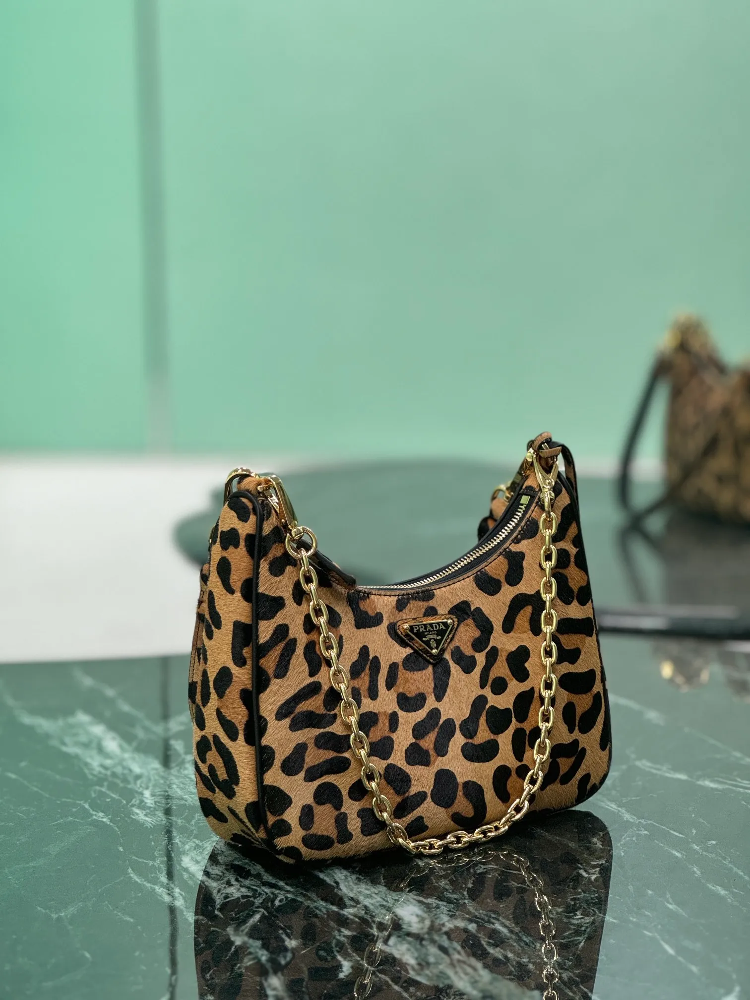 💰1300🌟Leopard print Hobo underarm bag. The versatile and lightweight design has been popular in the fashion circle for many years. The retro-style Hobo bag that is directly on the shoulder really feels very good. It can be switched between hand and shoulder. Now the popularity of the new version has only increased, adding a chain leather rope shoulder strap and an adjustable length crossbody! This is a new hobo whose price has doubled and is extremely hard to grab! Size: 22x18x6cm Style number: 1BC204