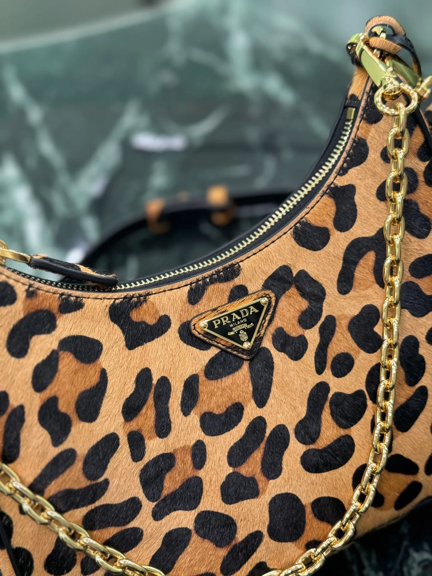 💰1300🌟Leopard print Hobo underarm bag. The versatile and lightweight design has been popular in the fashion circle for many years. The retro-style Hobo bag that is directly on the shoulder really feels very good. It can be switched between hand and shoulder. Now the popularity of the new version has only increased, adding a chain leather rope shoulder strap and an adjustable length crossbody! This is a new hobo whose price has doubled and is extremely hard to grab! Size: 22x18x6cm Style number: 1BC204