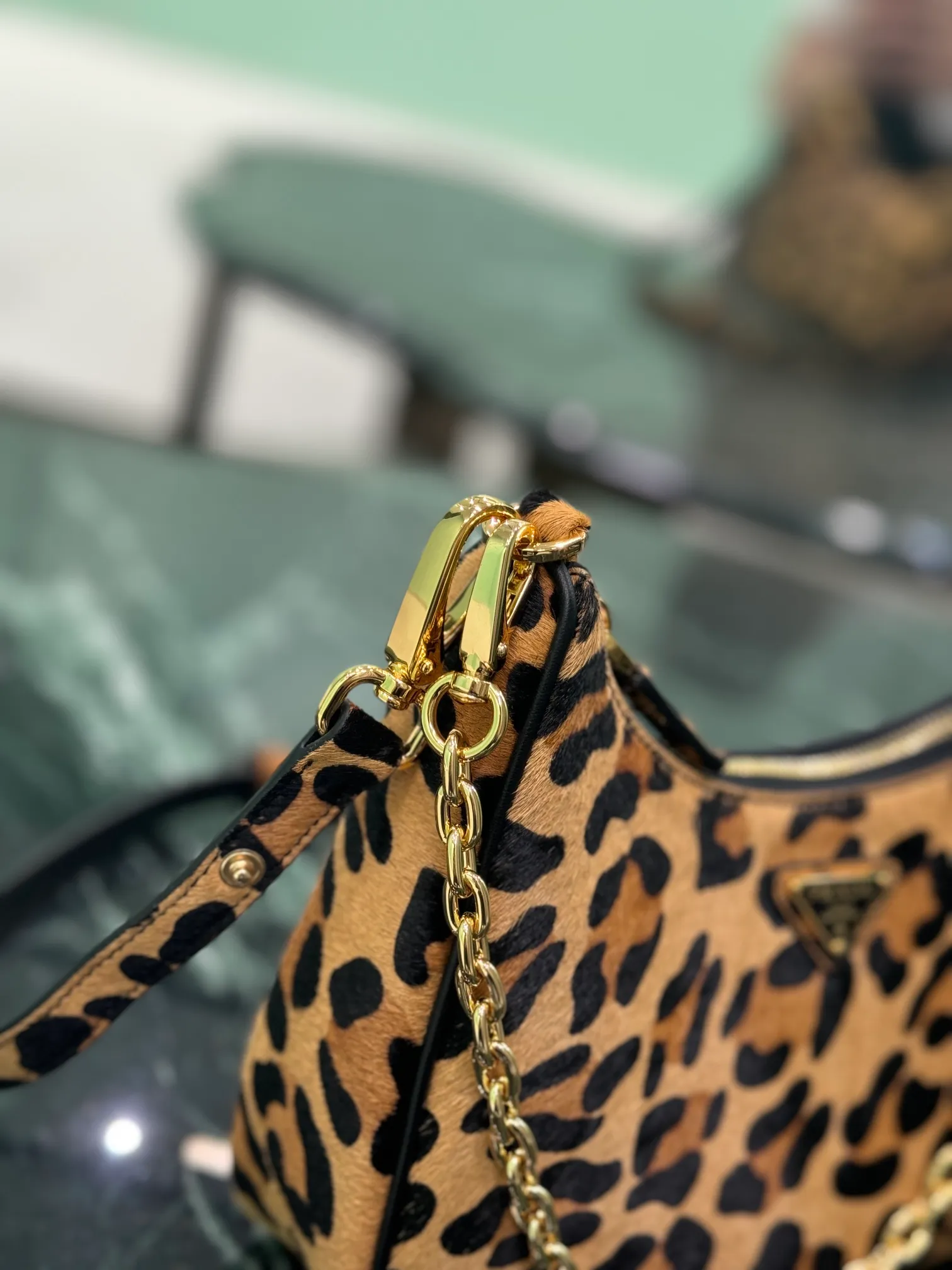 💰1300🌟Leopard print Hobo underarm bag. The versatile and lightweight design has been popular in the fashion circle for many years. The retro-style Hobo bag that is directly on the shoulder really feels very good. It can be switched between hand and shoulder. Now the popularity of the new version has only increased, adding a chain leather rope shoulder strap and an adjustable length crossbody! This is a new hobo whose price has doubled and is extremely hard to grab! Size: 22x18x6cm Style number: 1BC204