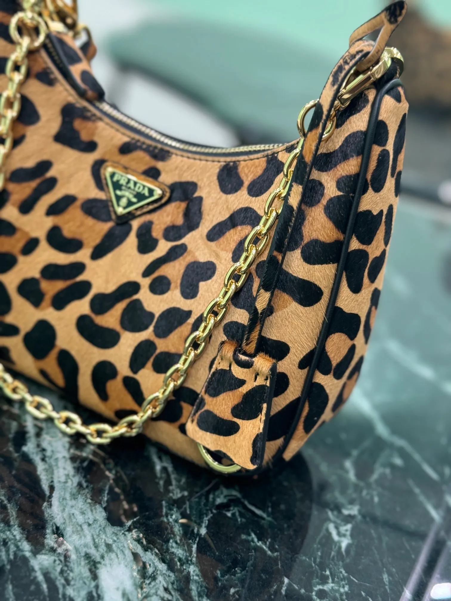 💰1300🌟Leopard print Hobo underarm bag. The versatile and lightweight design has been popular in the fashion circle for many years. The retro-style Hobo bag that is directly on the shoulder really feels very good. It can be switched between hand and shoulder. Now the popularity of the new version has only increased, adding a chain leather rope shoulder strap and an adjustable length crossbody! This is a new hobo whose price has doubled and is extremely hard to grab! Size: 22x18x6cm Style number: 1BC204